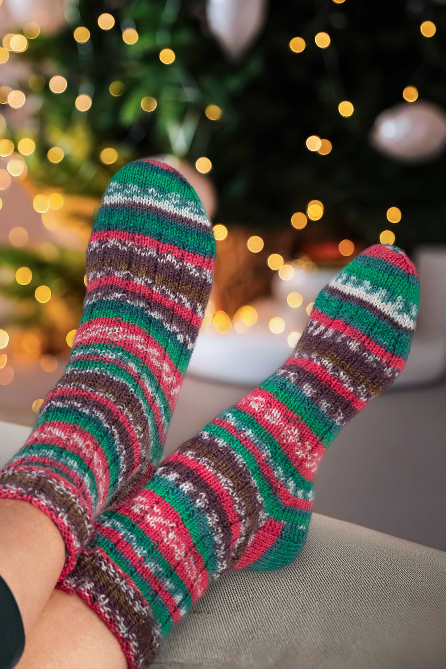 Weihnachtssocken im Reliefmuster