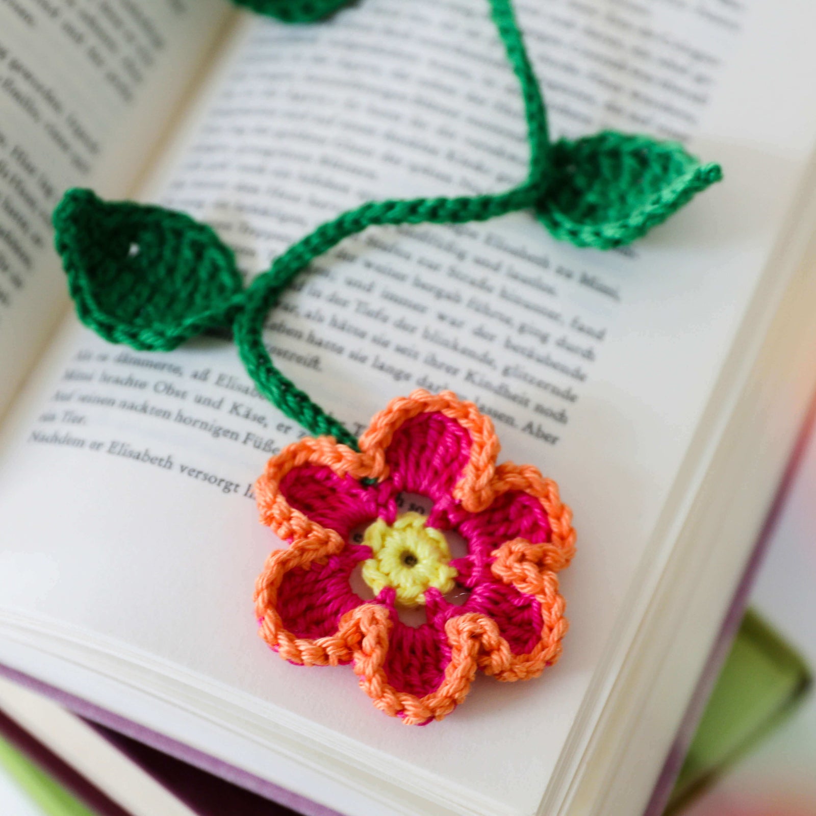 Gehäkeltes Blumenlesezeichen auf Buch