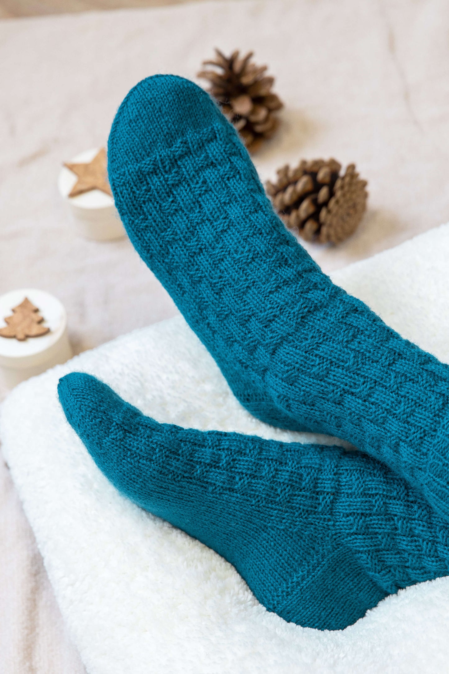Socken mit Flechtmuster