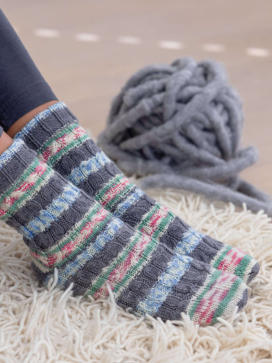 Socken mit Zopfmuster