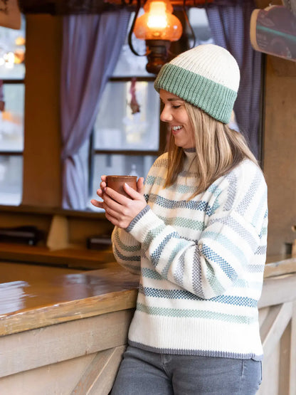 Knitting kit for a sweater with a knitted-in pattern, made from 100% merino wool