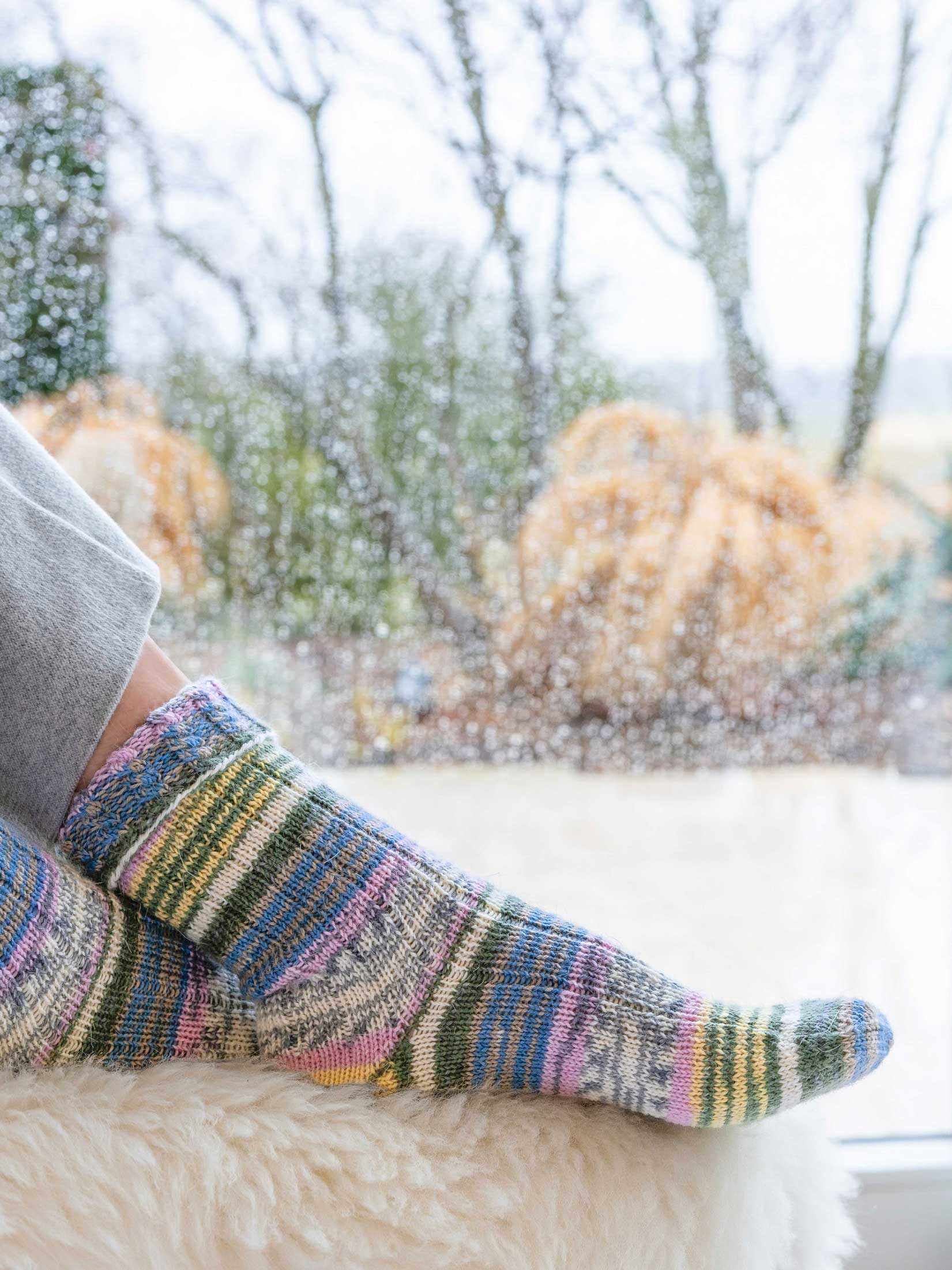 Socken mit umgeschlagenen Zopfmusterbündchen