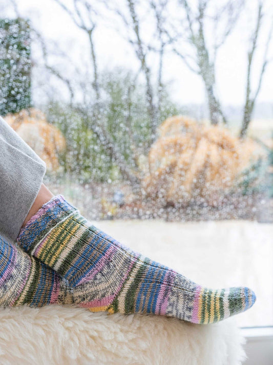 Socken mit umgeschlagenen Zopfmusterbündchen