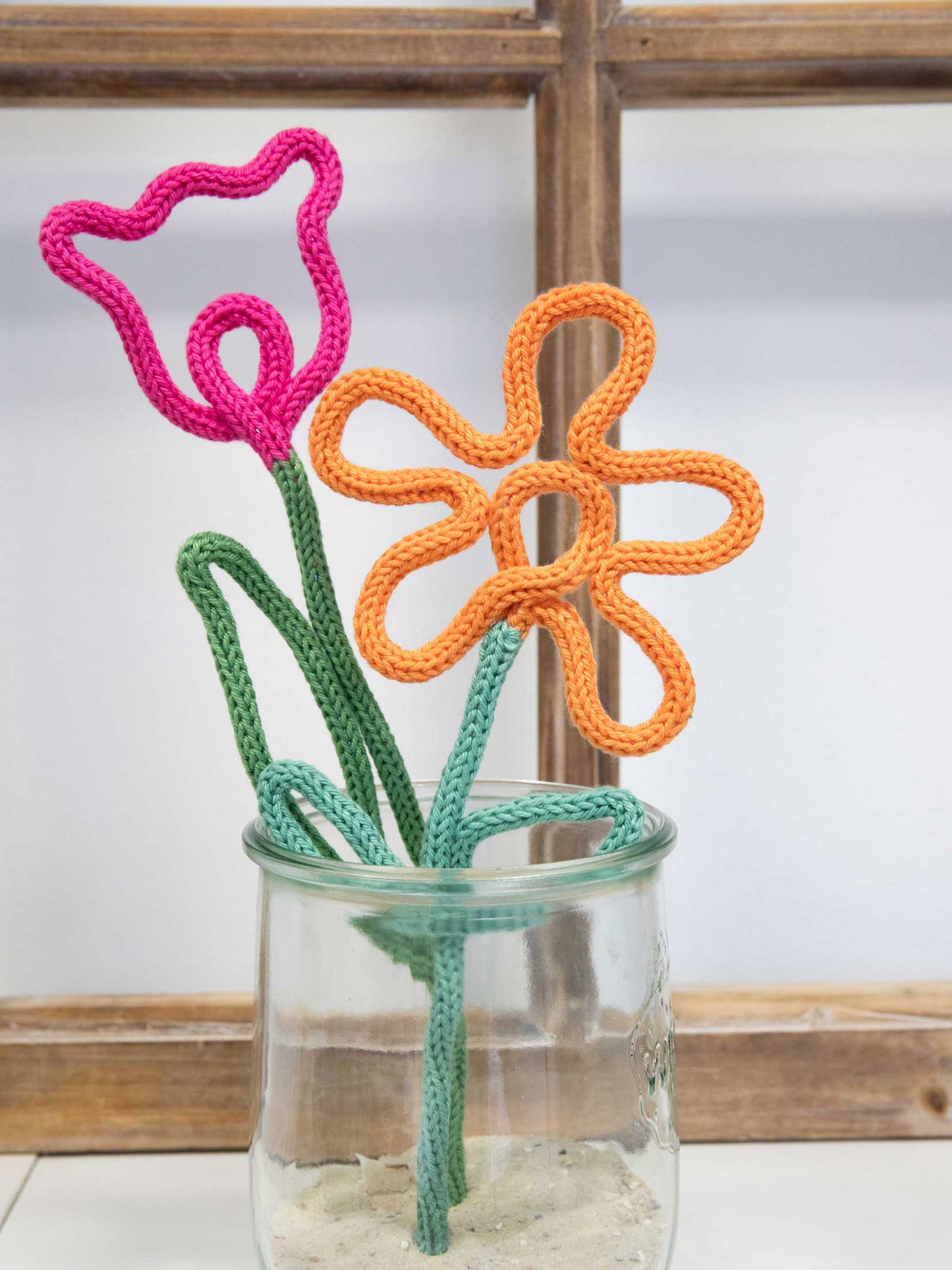 Blume mit Strickliesl und Draht