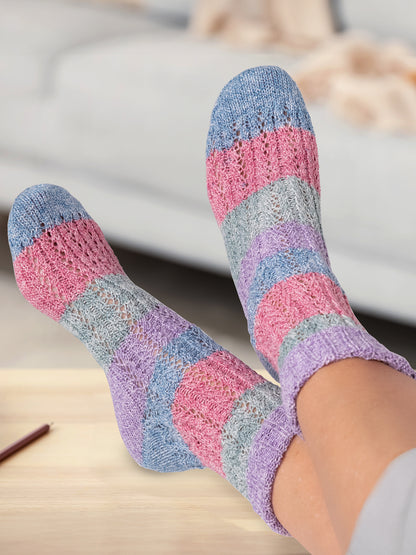 Socken mit Lochmuster