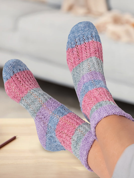 Socken mit Lochmuster