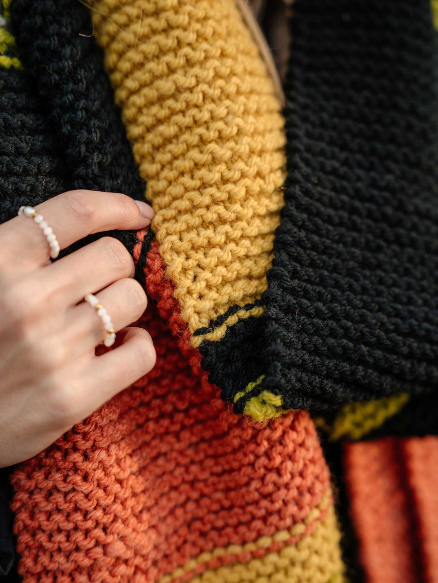 Schal kraus rechts für Strickanfänger:innen – in Herbstfarben