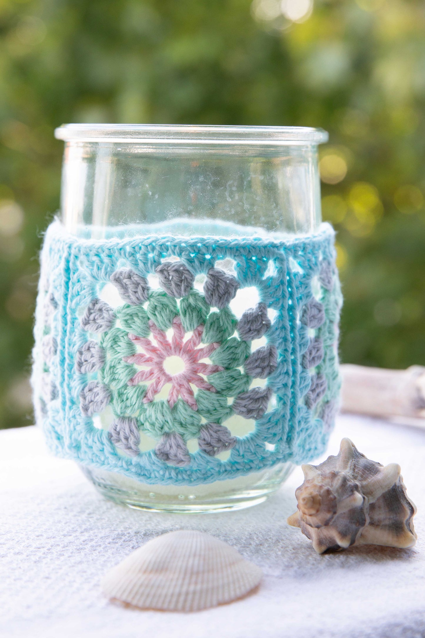 Windlichter mit Granny Squares in Pastellfarben