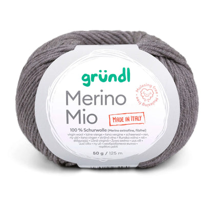 Knitting kit for a sweater with a knitted-in pattern, made from 100% merino wool