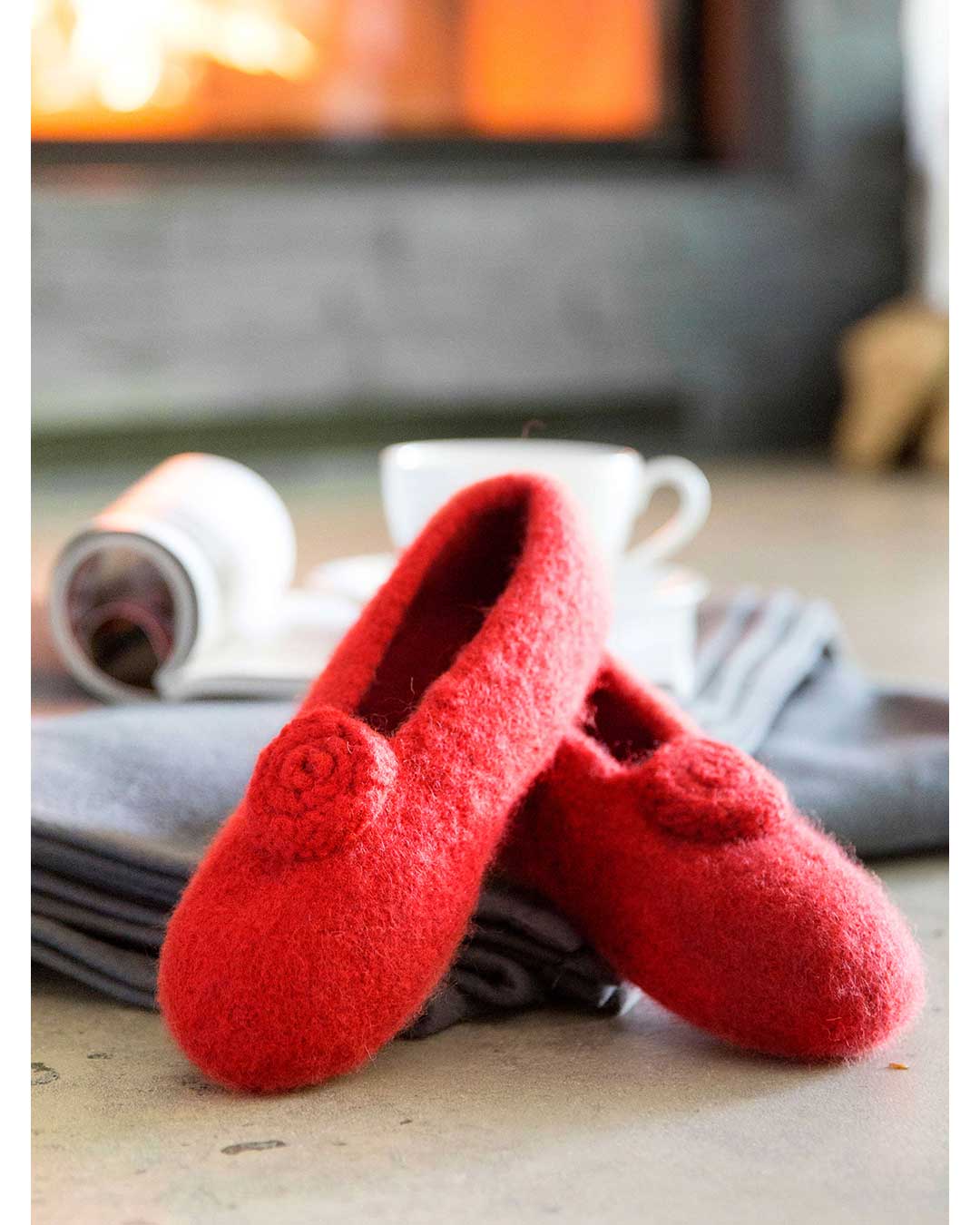 Felt slippers with button
