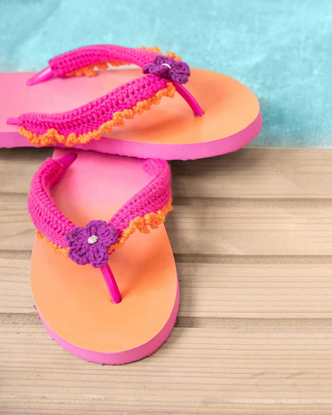 Anleitung Flip-Flops mit Blume und Glitzerstein