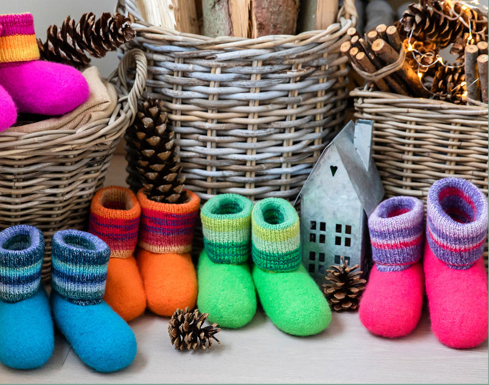 Pour avoir chaud aux pieds, pour des touches de couleur et comme un plus pour toute la famille – les chaussons en feutre
