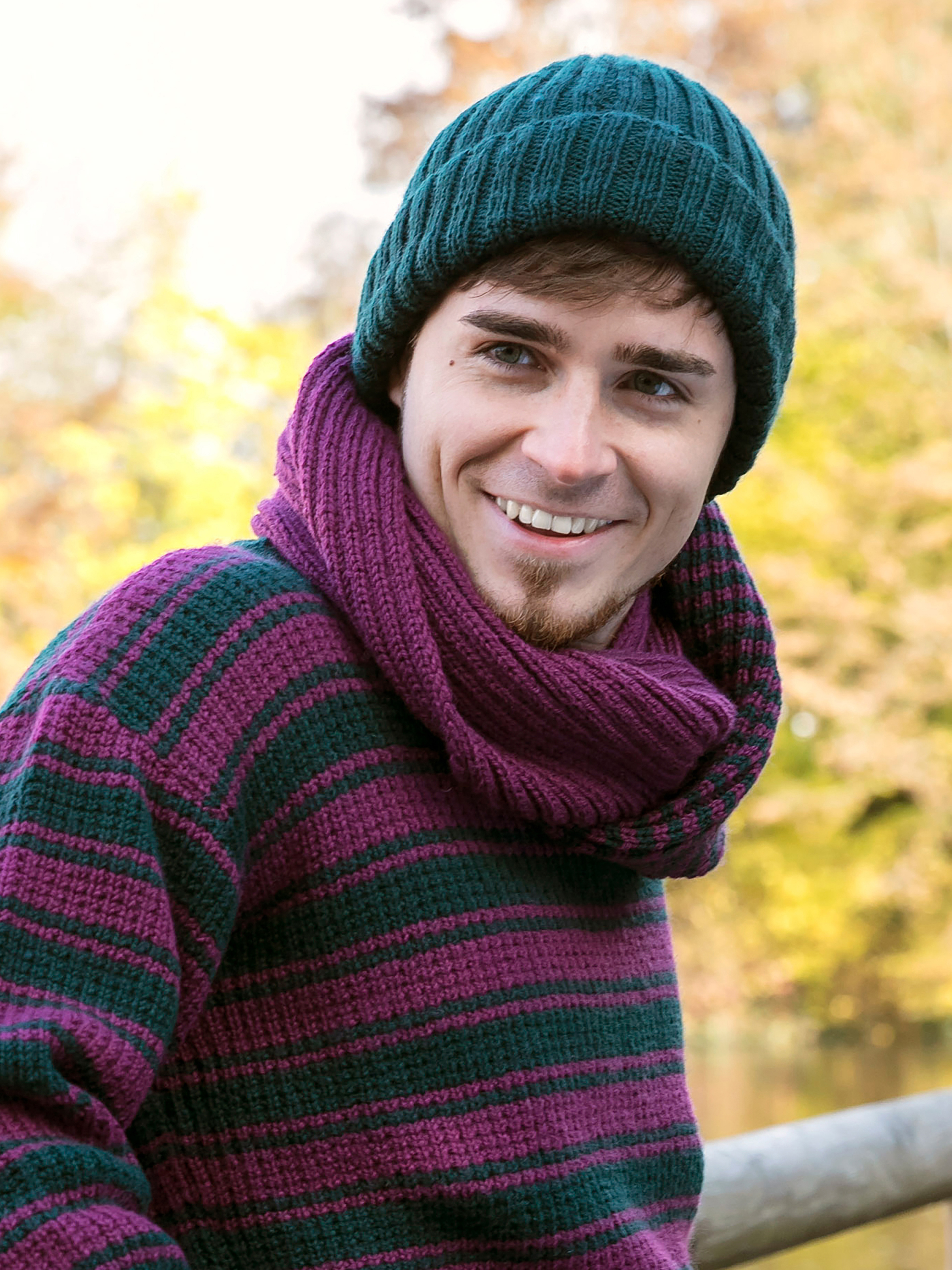 Mann mit gestrickter Wintermütze aus Gründl Wolle