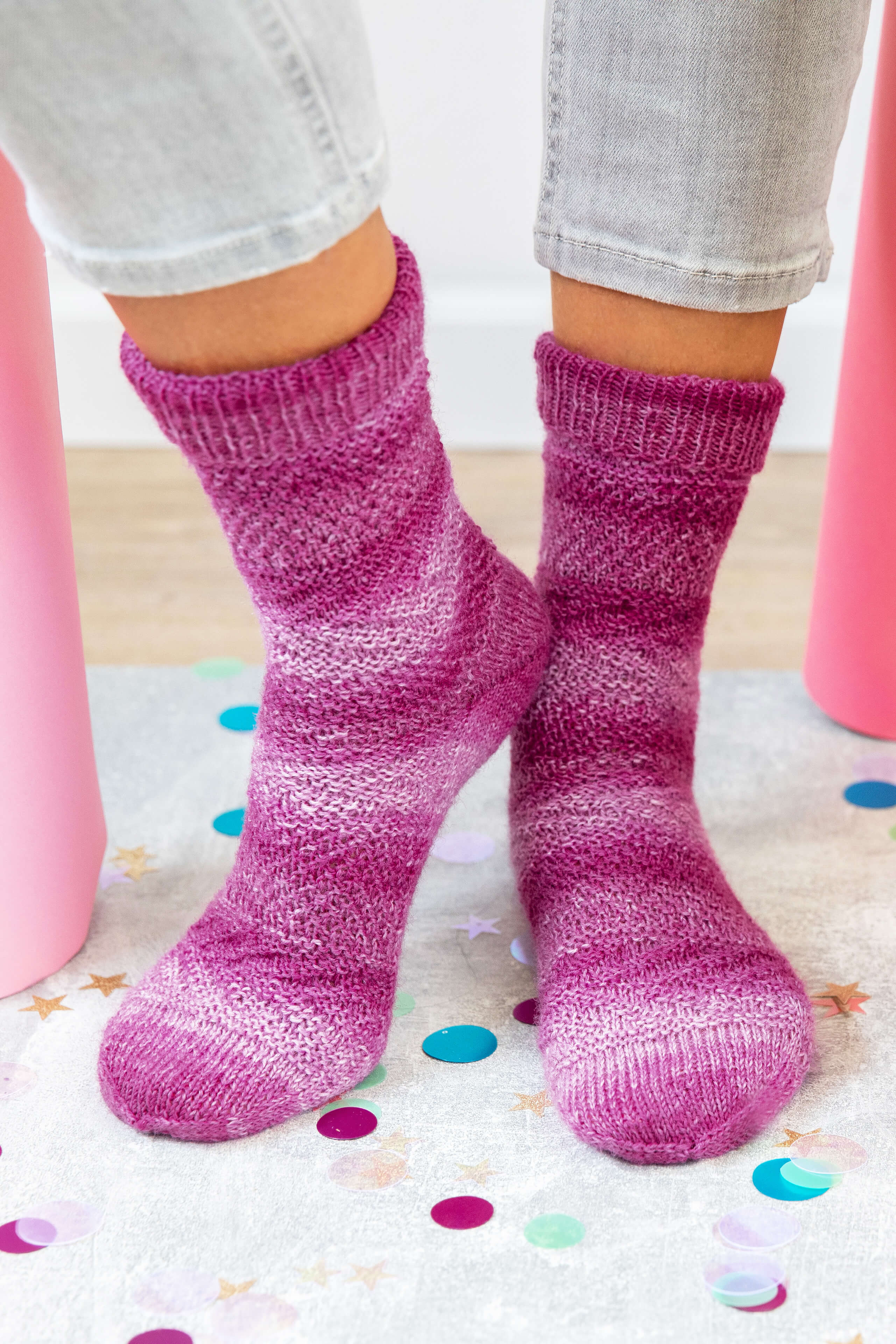 rose-pink gestreifte selbstgestrickte Socken