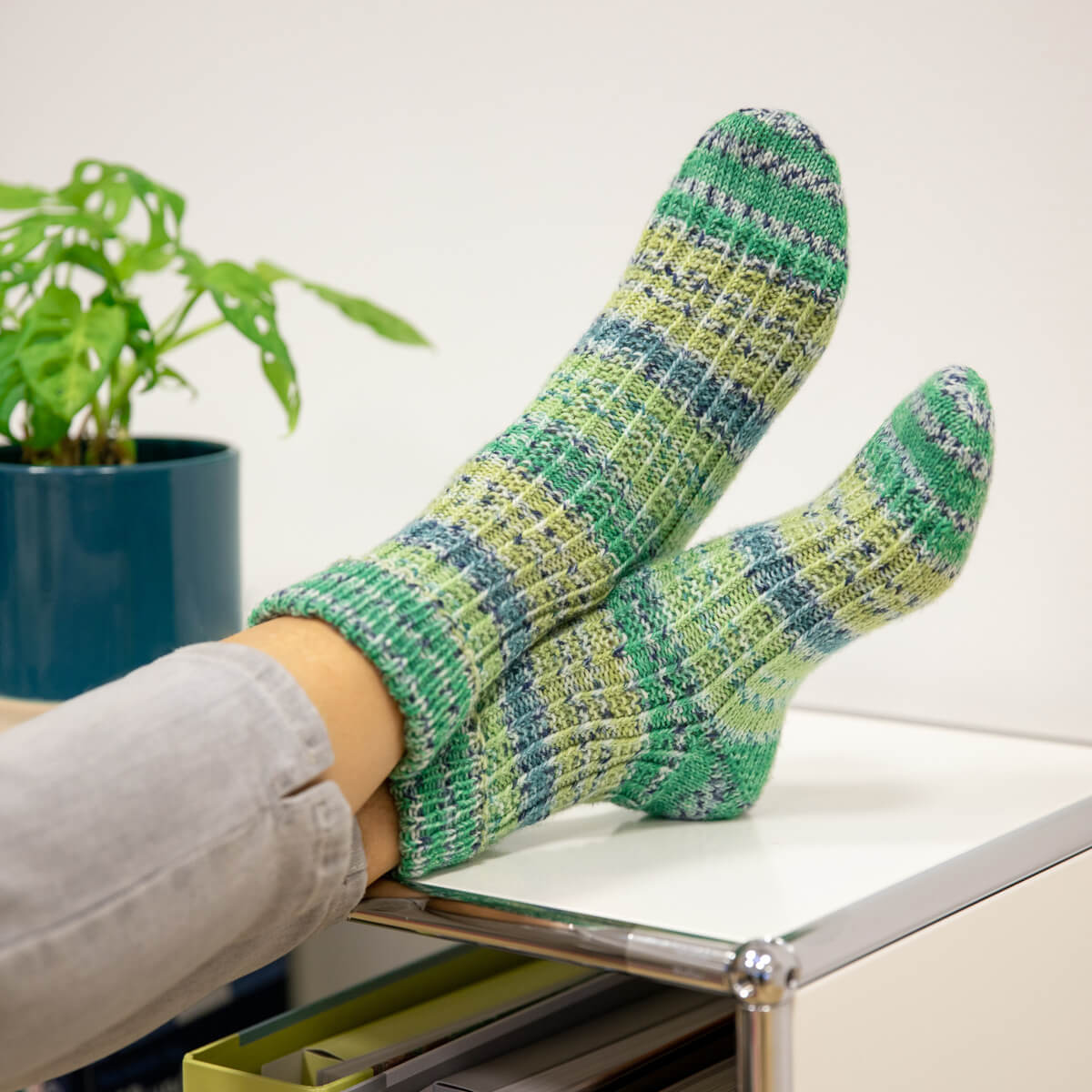 grüne selbstgestrickte Socken