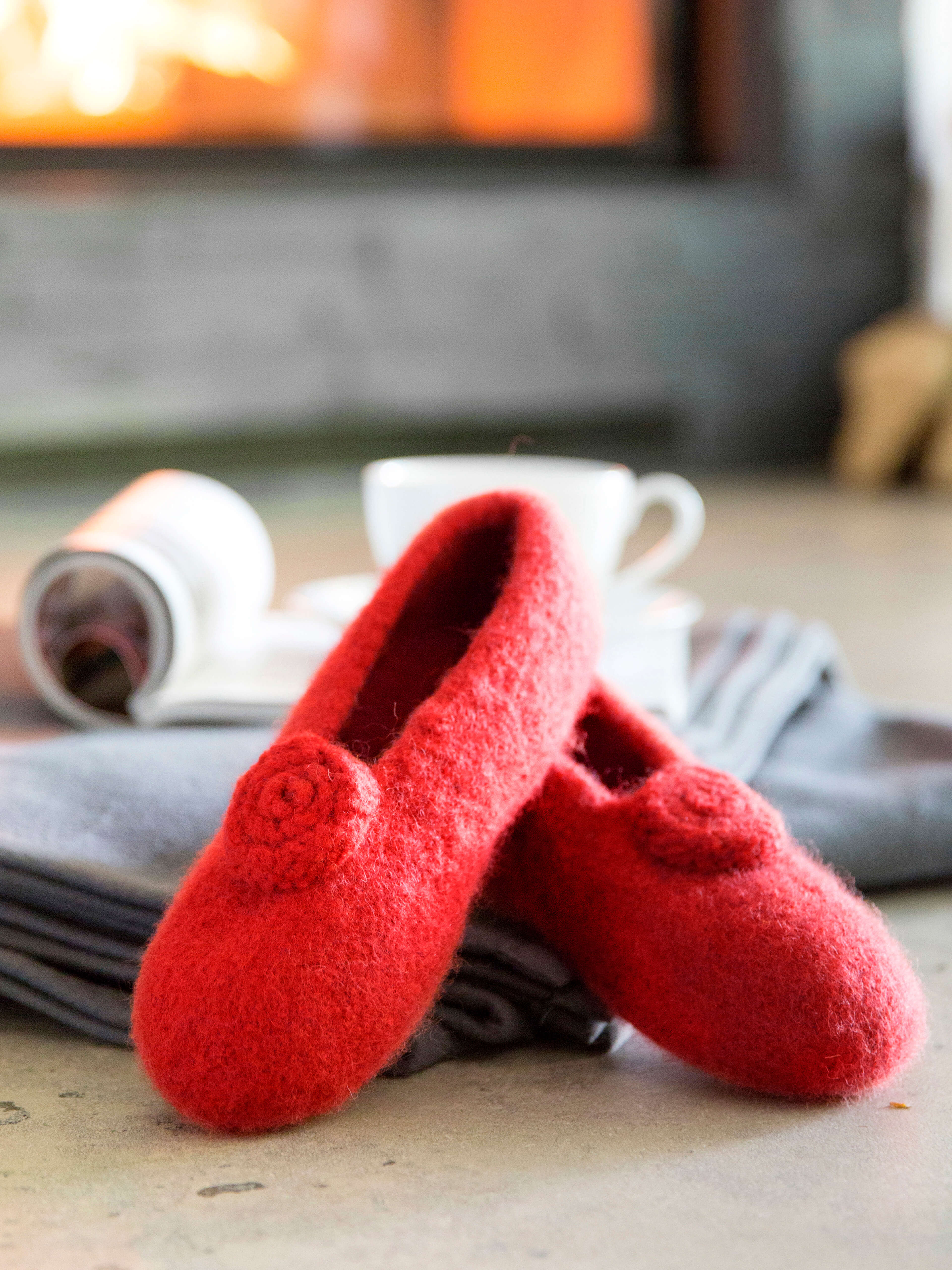 Felt slippers with button