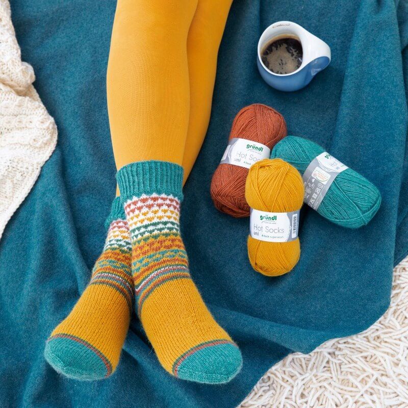 türkis-orange selbstgestrickte Socken 
