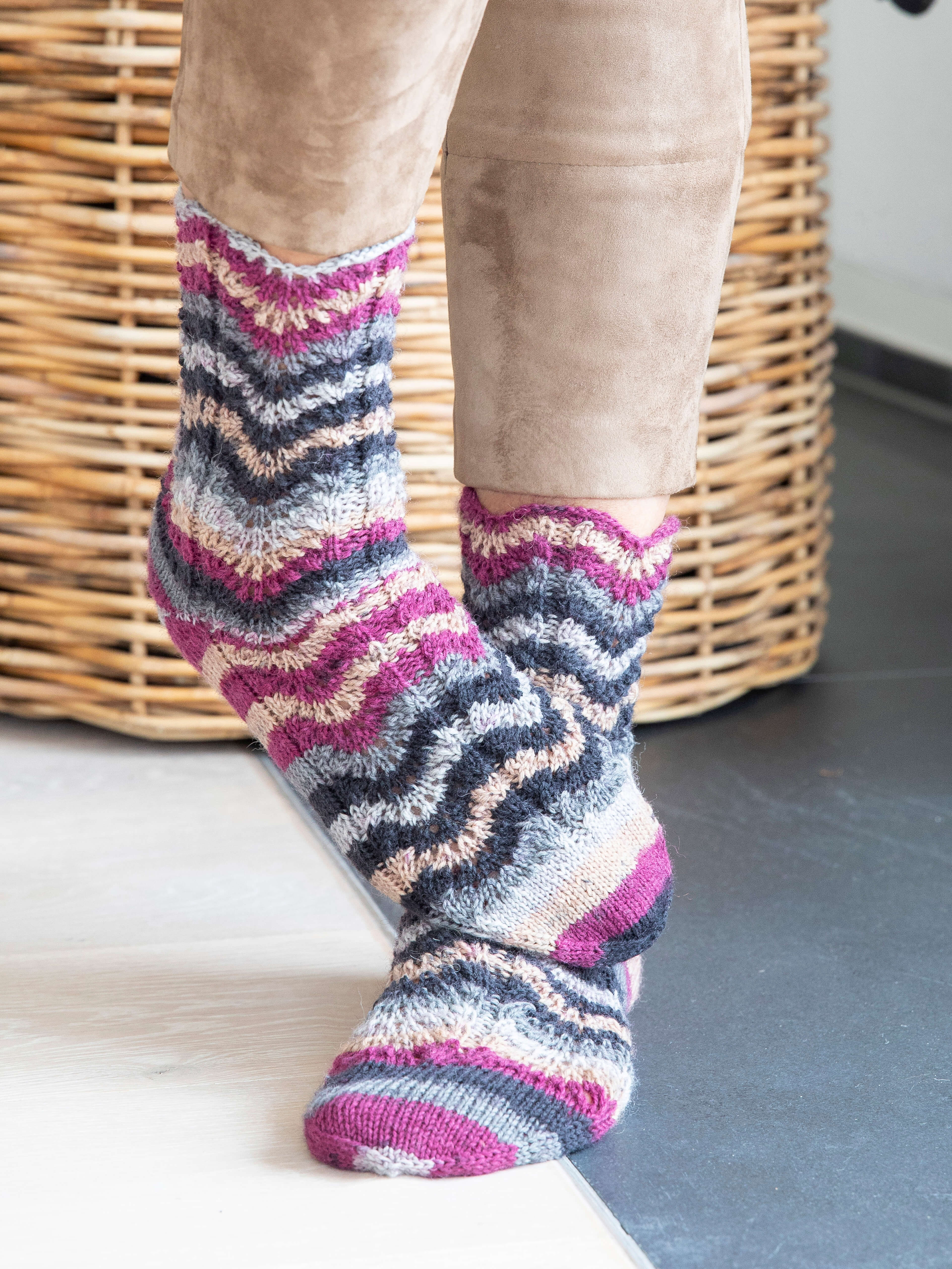 Gestrickte Socken aus Hot Socks color Wolle von Gründl