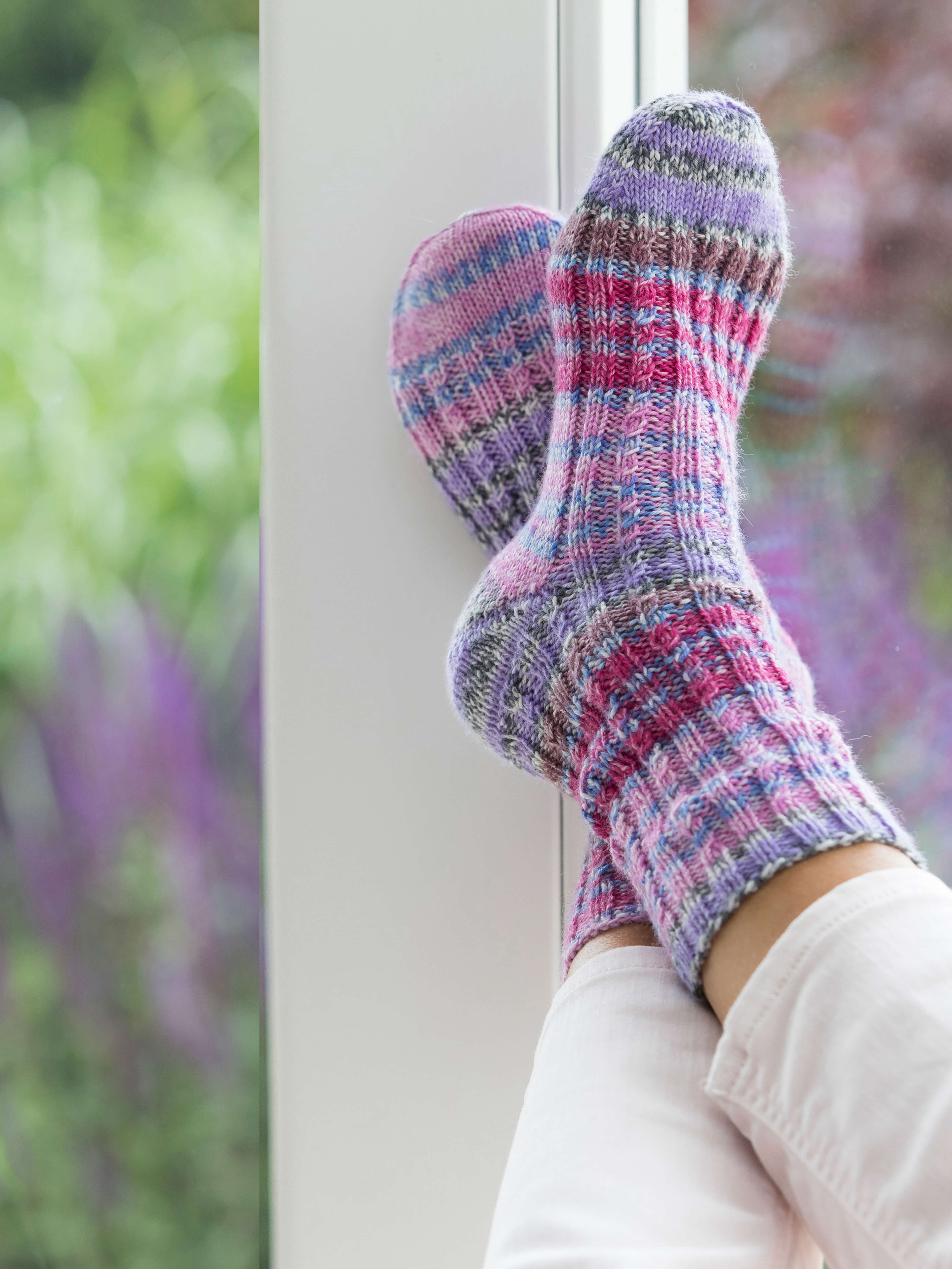 Gestrickte Socken aus Hot Socks Pearl color Wolle von Gründl