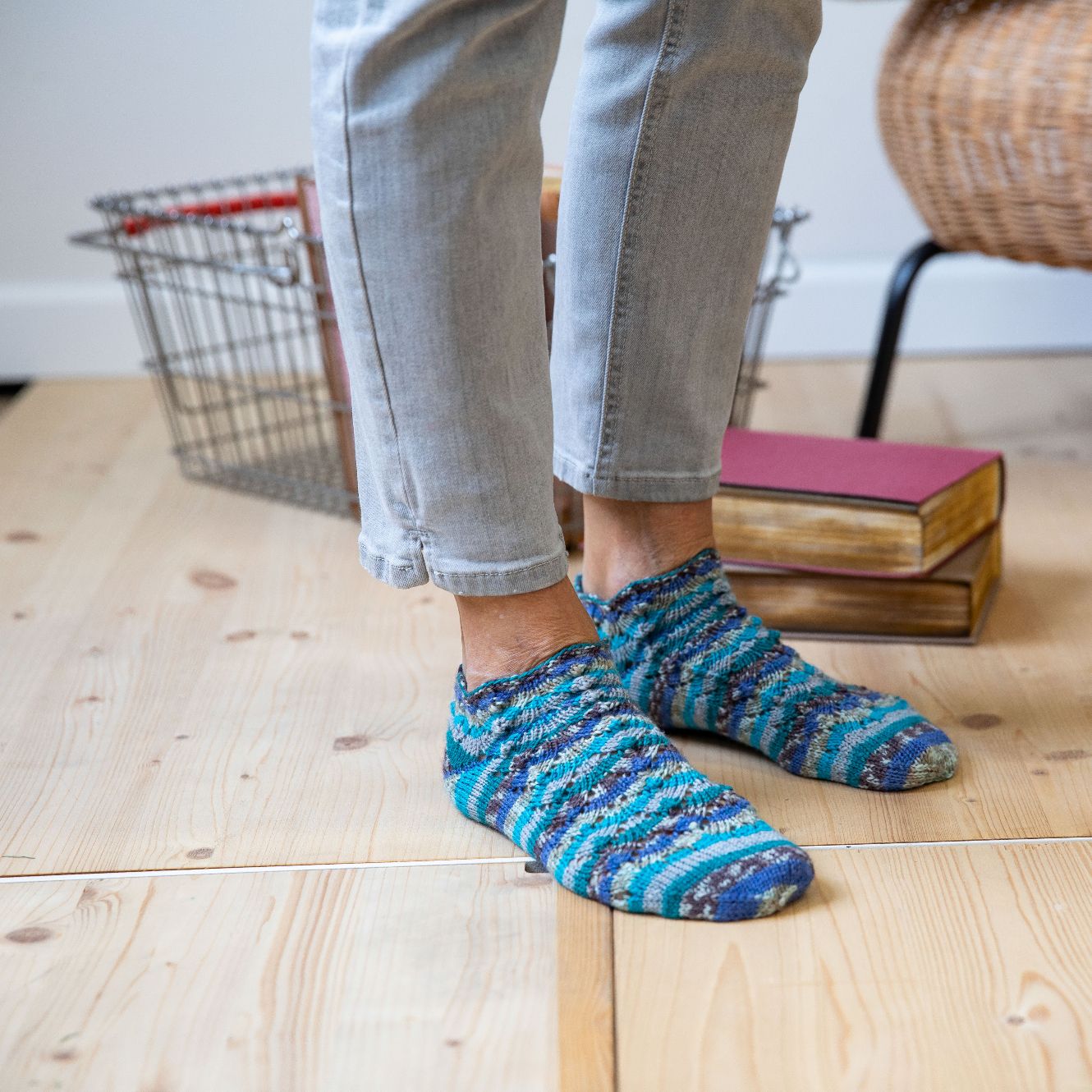 blau gekringelte selbstgemachte Sneaker-Socken
