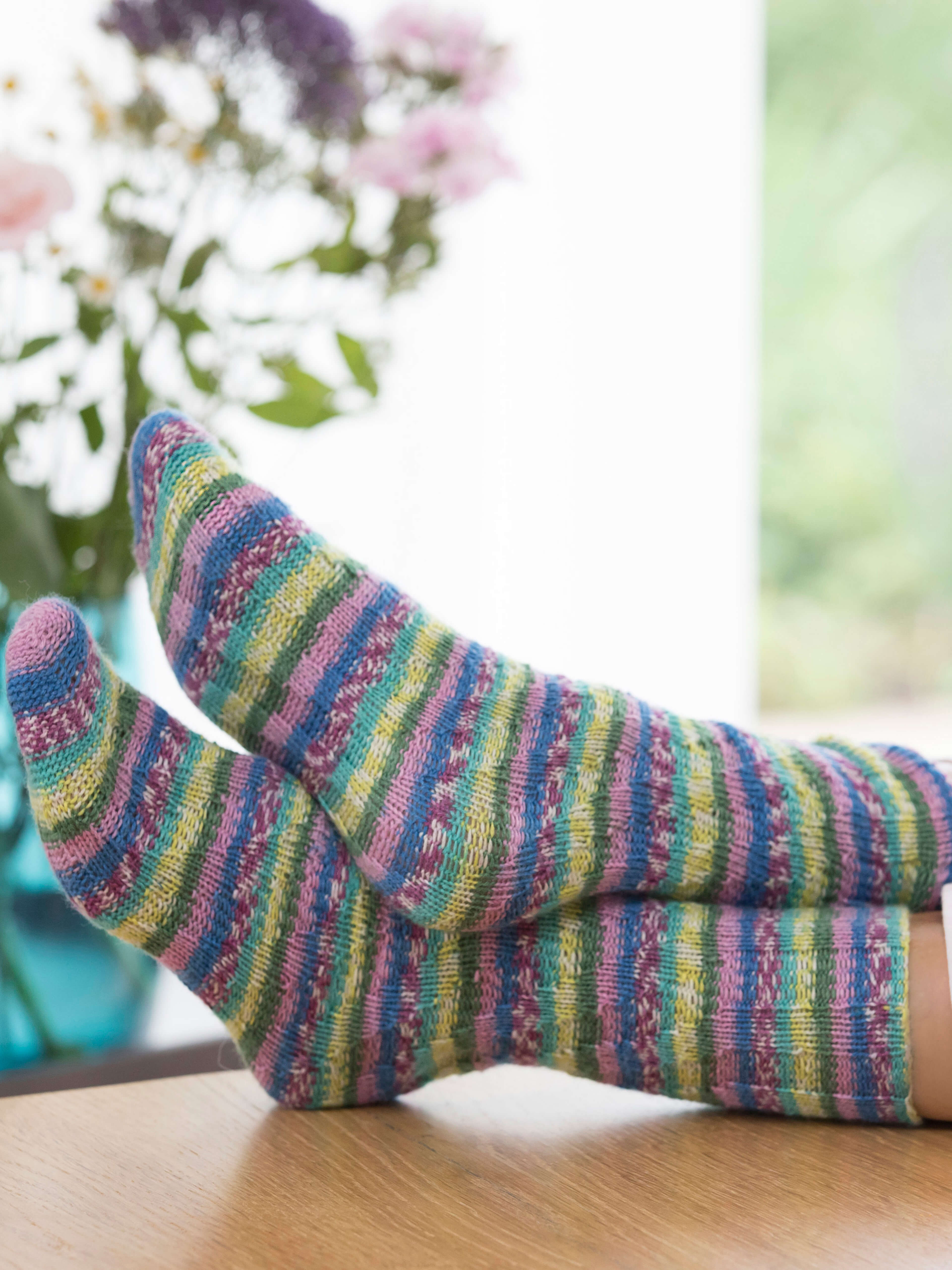 Gestrickte Socken aus Hot Socks Rubin Wolle von Gründl