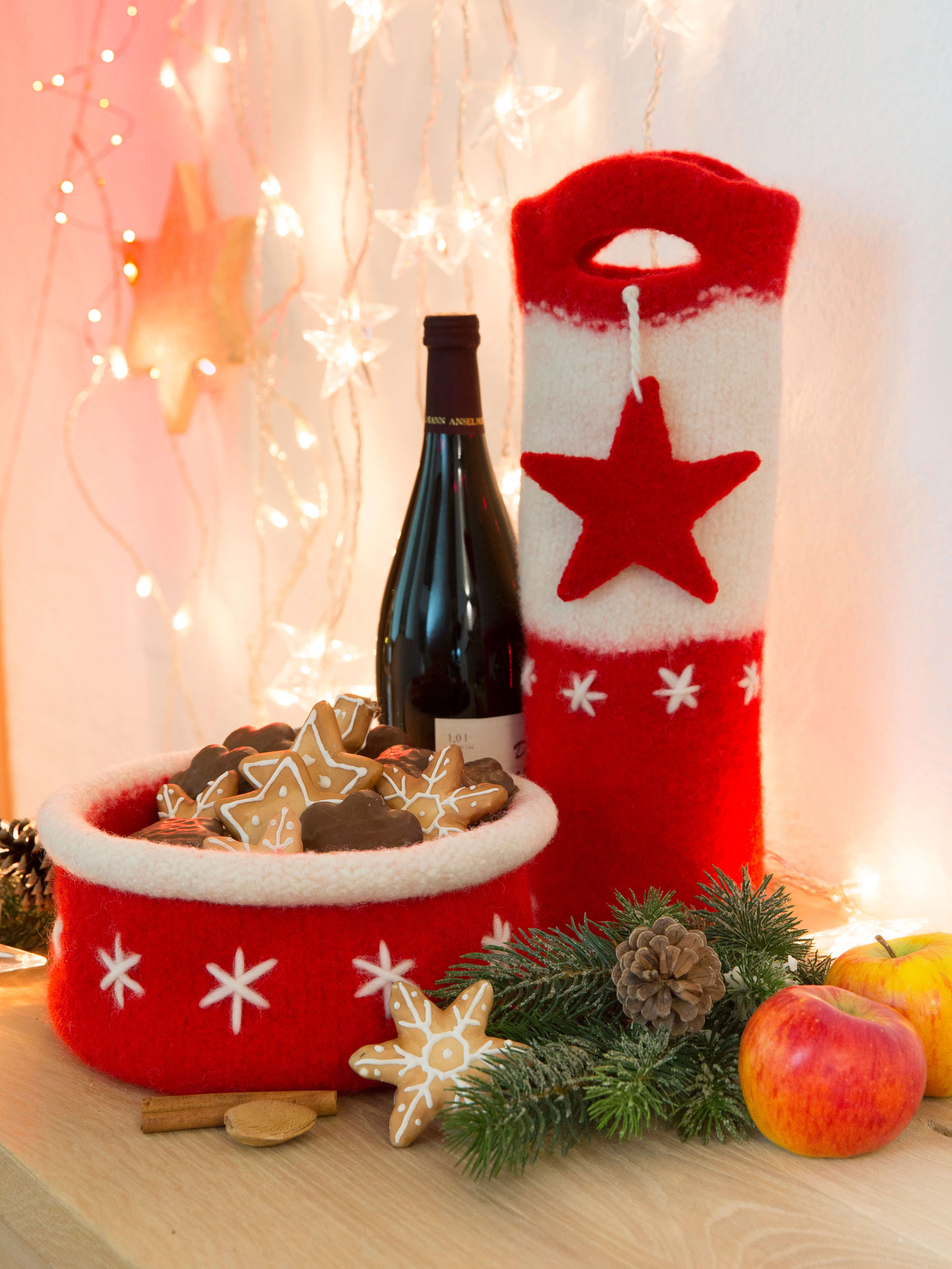Weihnachtlich gefilzte Keksschachtel mit passender Weinflaschenhülle aus Filzwolle uni von Gründl