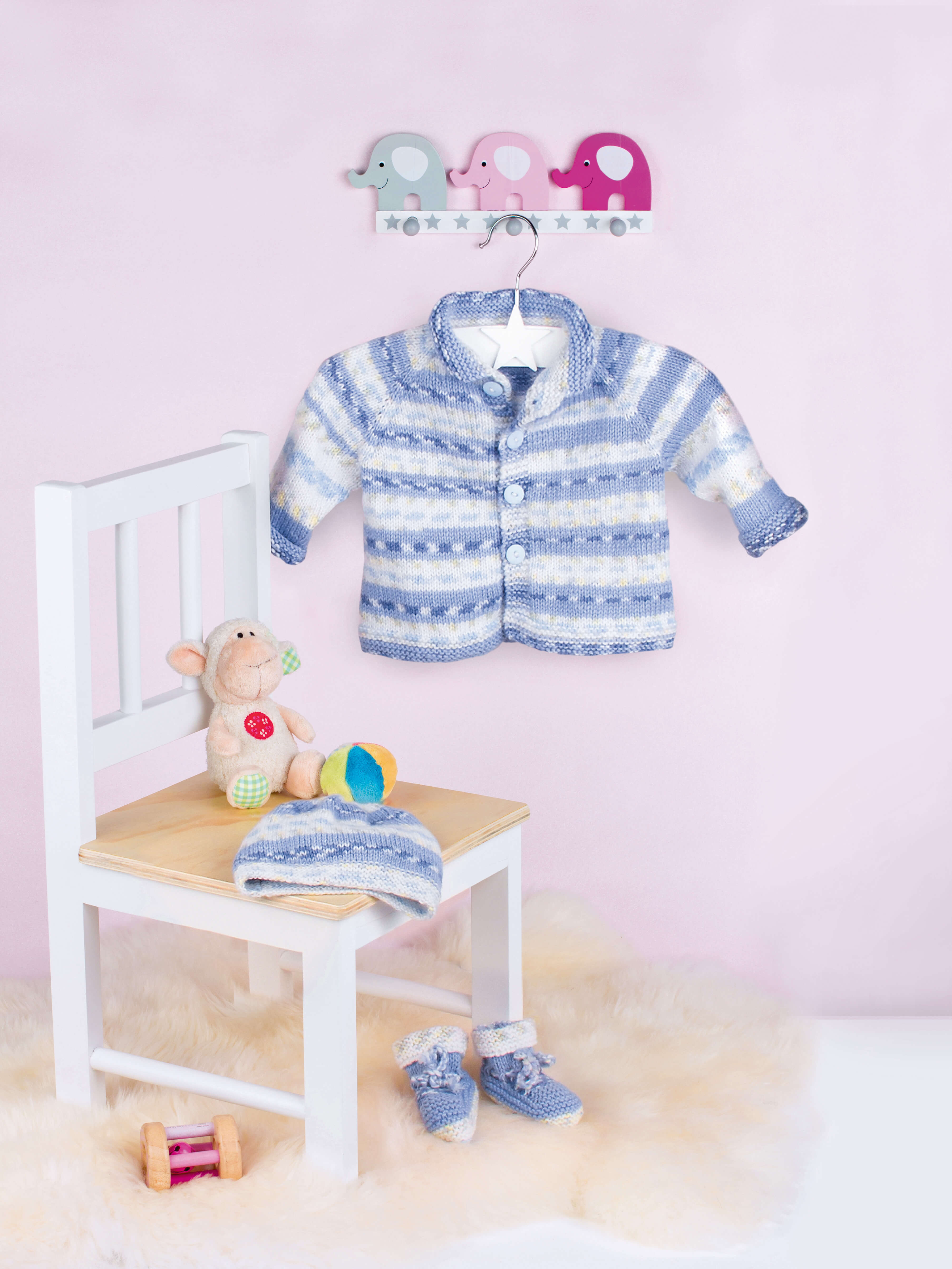 Babyzimmer mit Kuscheltier, Spielzeug und Babykleidung am Kleiderhaken aus der Gründl Qualität Baby color