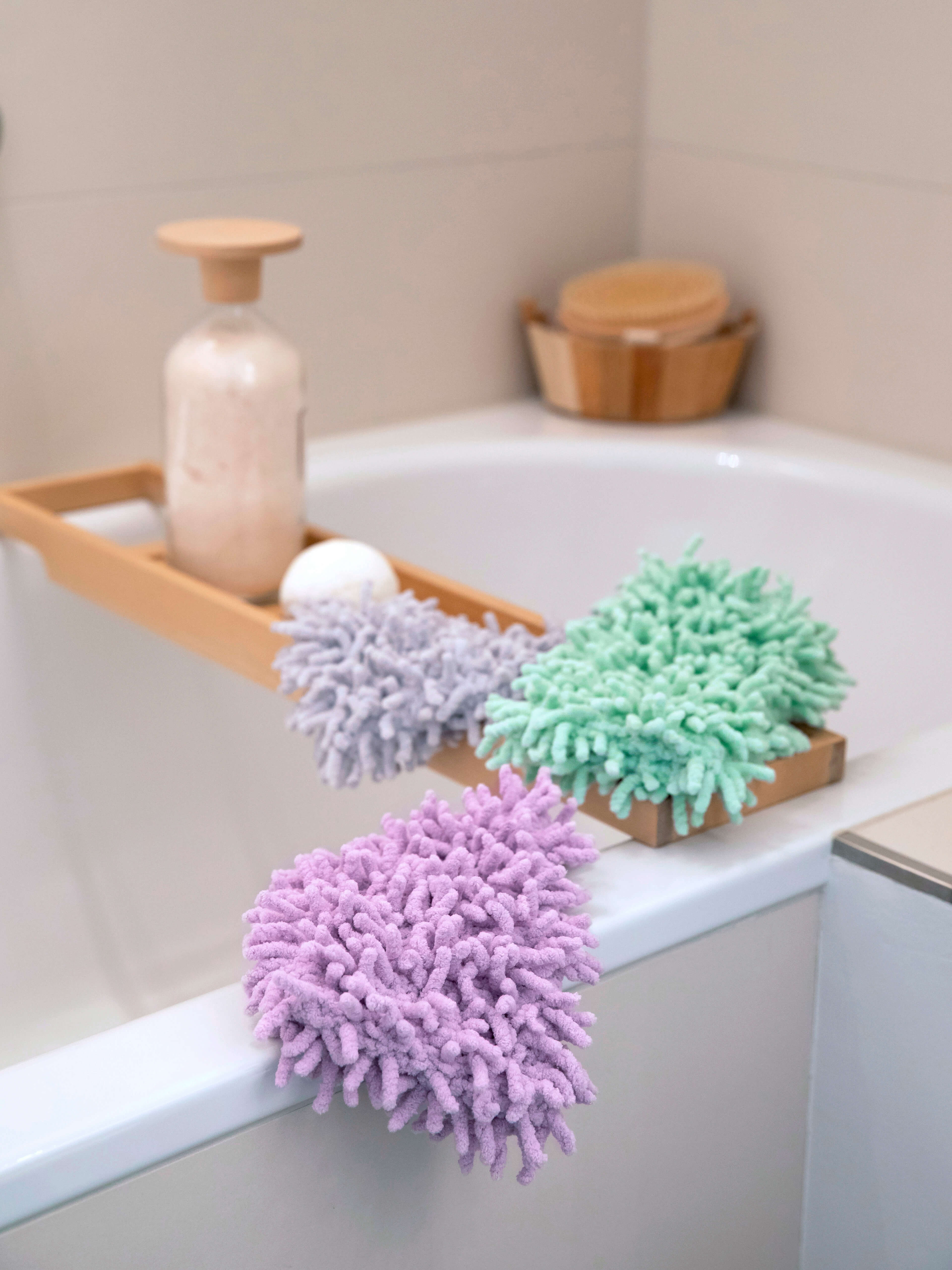 Waschlappen oder Putzhandschuh auf Badewanne in Flieder und Grün aus Effektgarn Flipsy