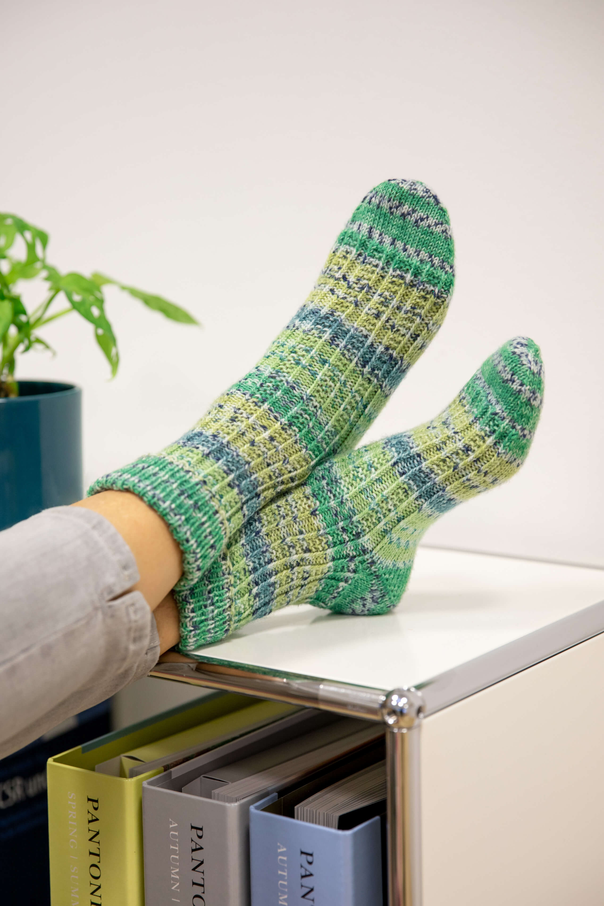 selbstgestrickte grüne Socken
