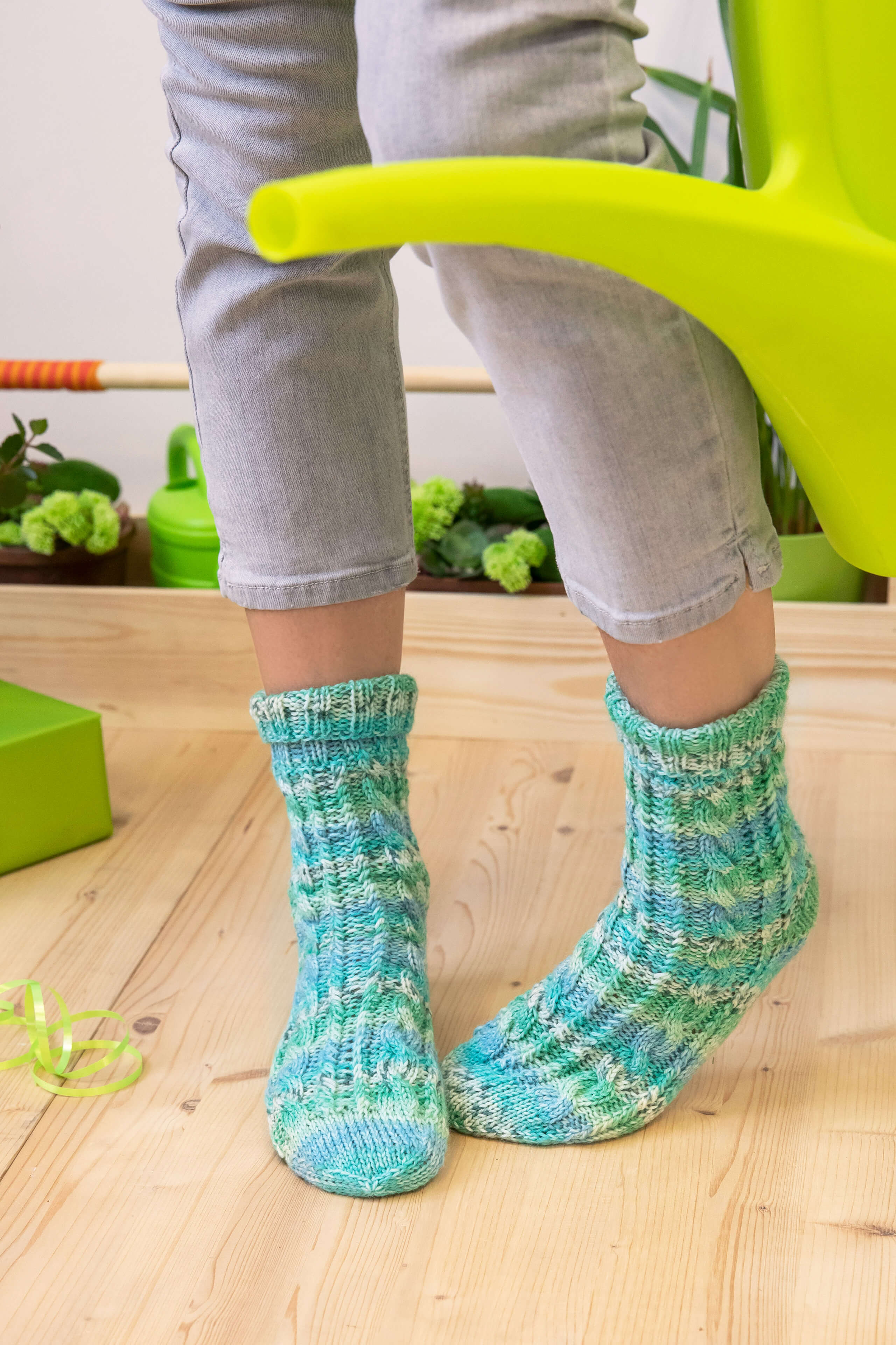 türkis-grüne selbstgestrickte Socken