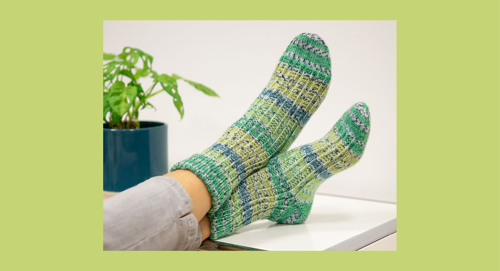 grüne selbstgestrickte Socken 