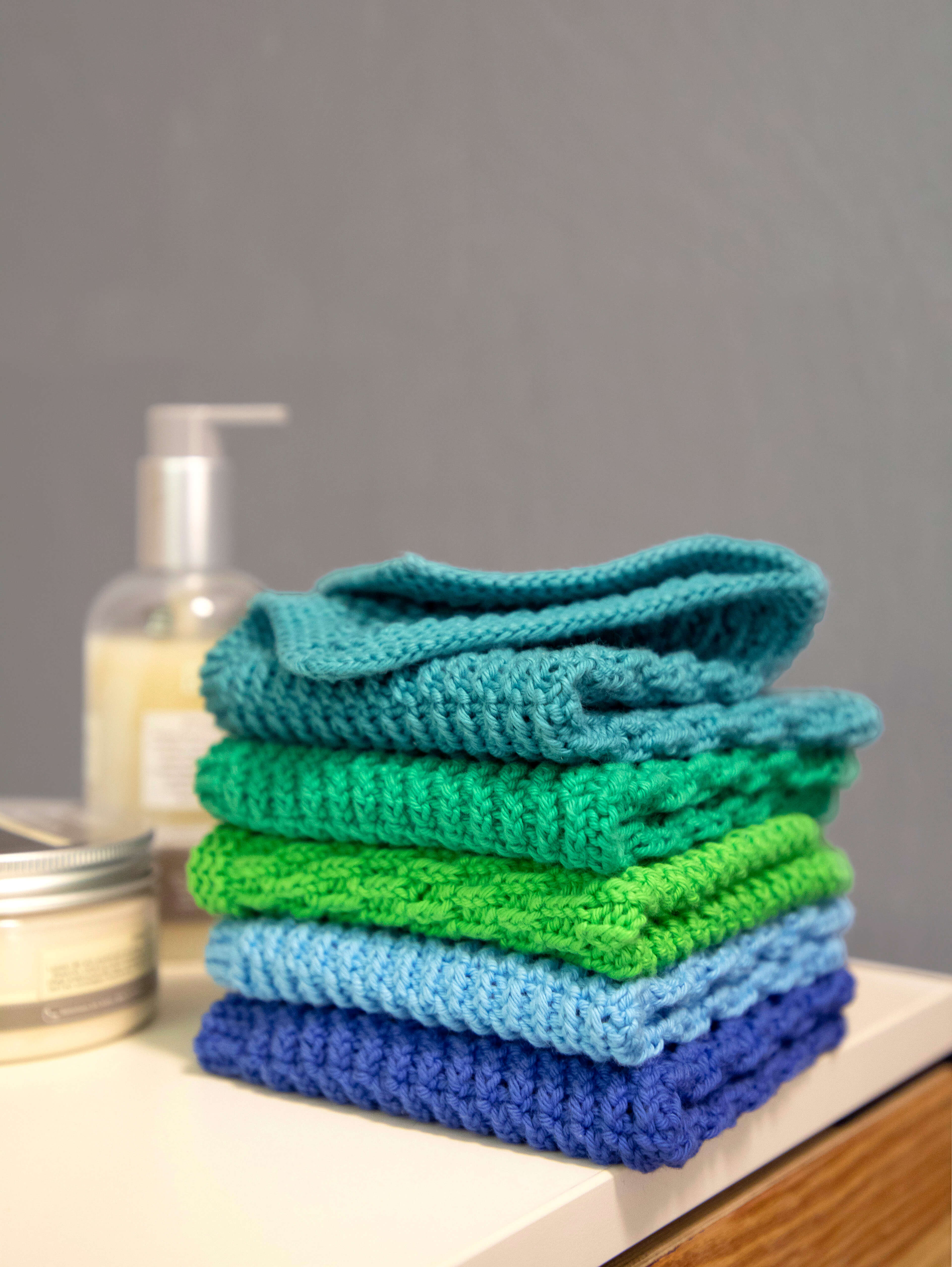 Bunte Handtücher aus Cotton Fun Wolle von Gründl