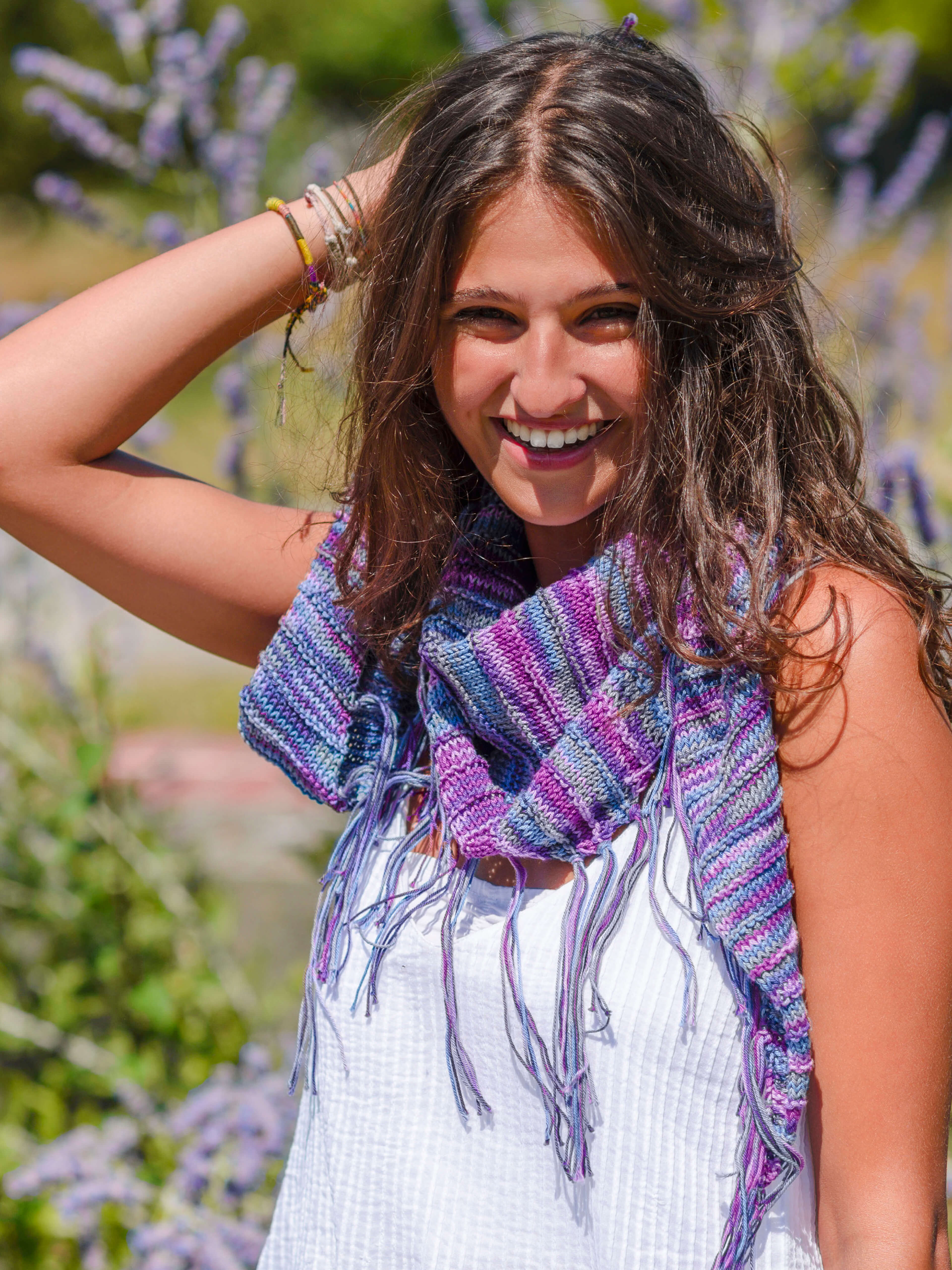 Triangular scarf with fringes