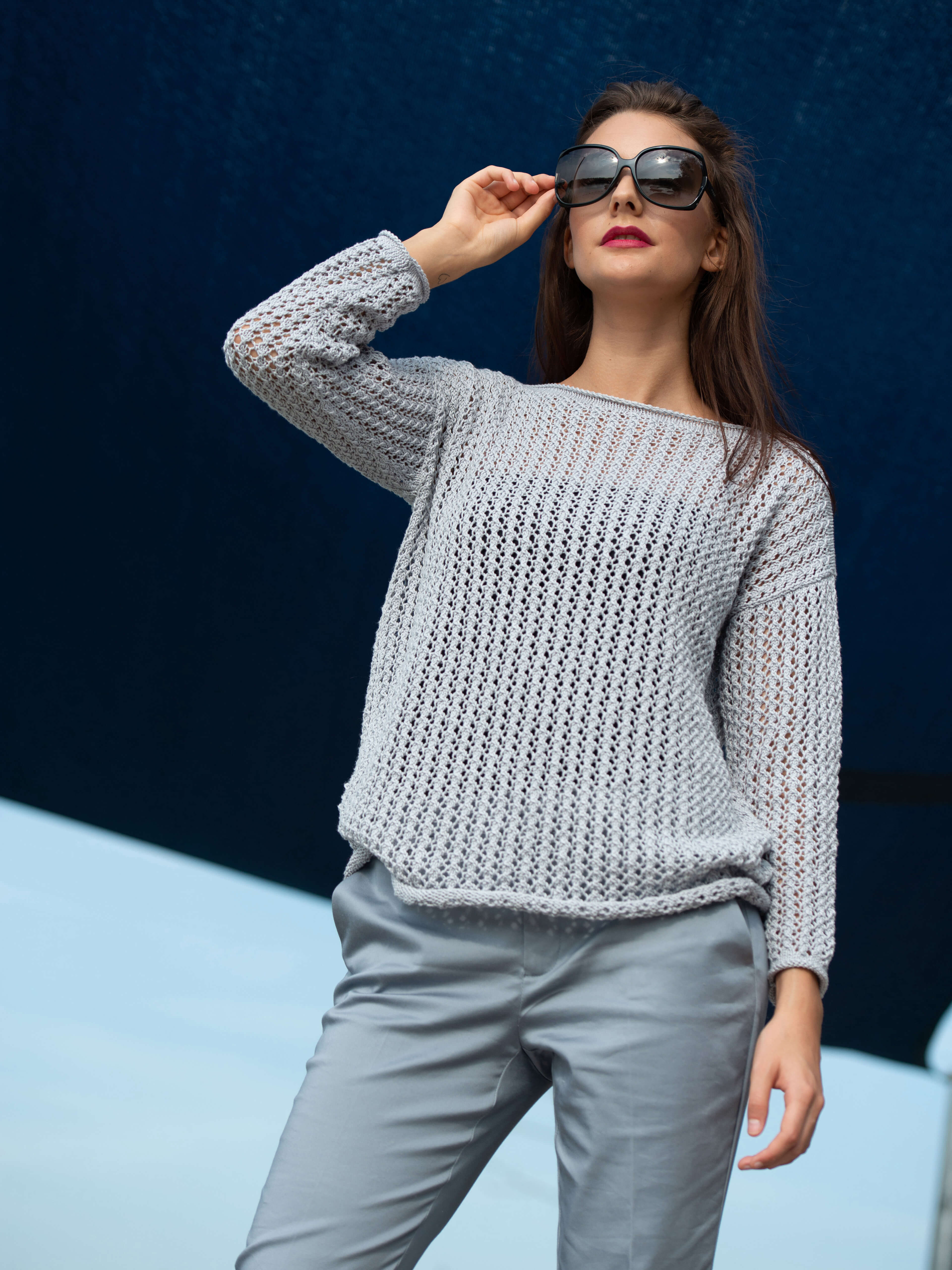 Frau in grau gestricktem Pullover aus Cotton Quick uni Wolle von Gründl