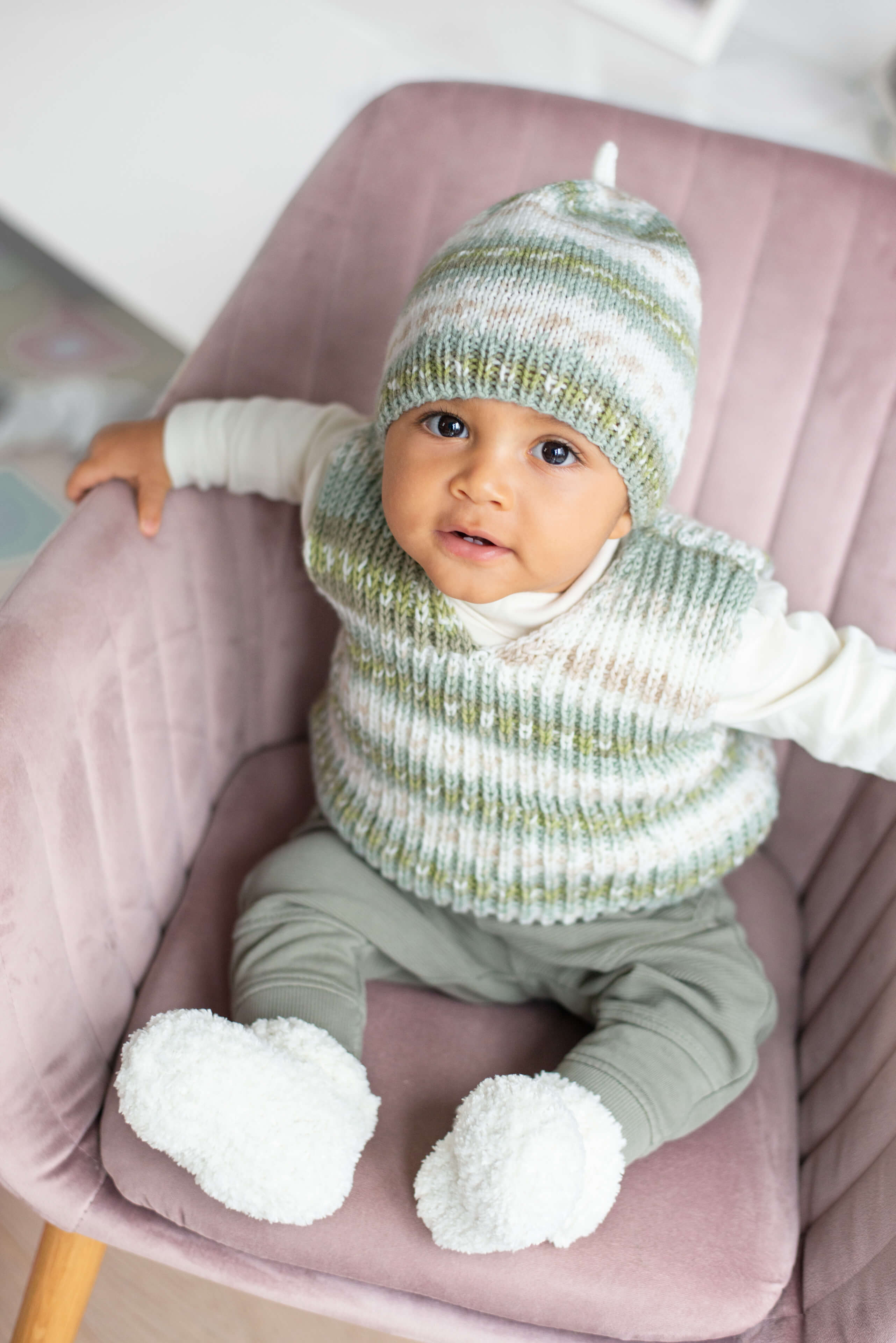 Baby mit passendem Pullunder und Mütze