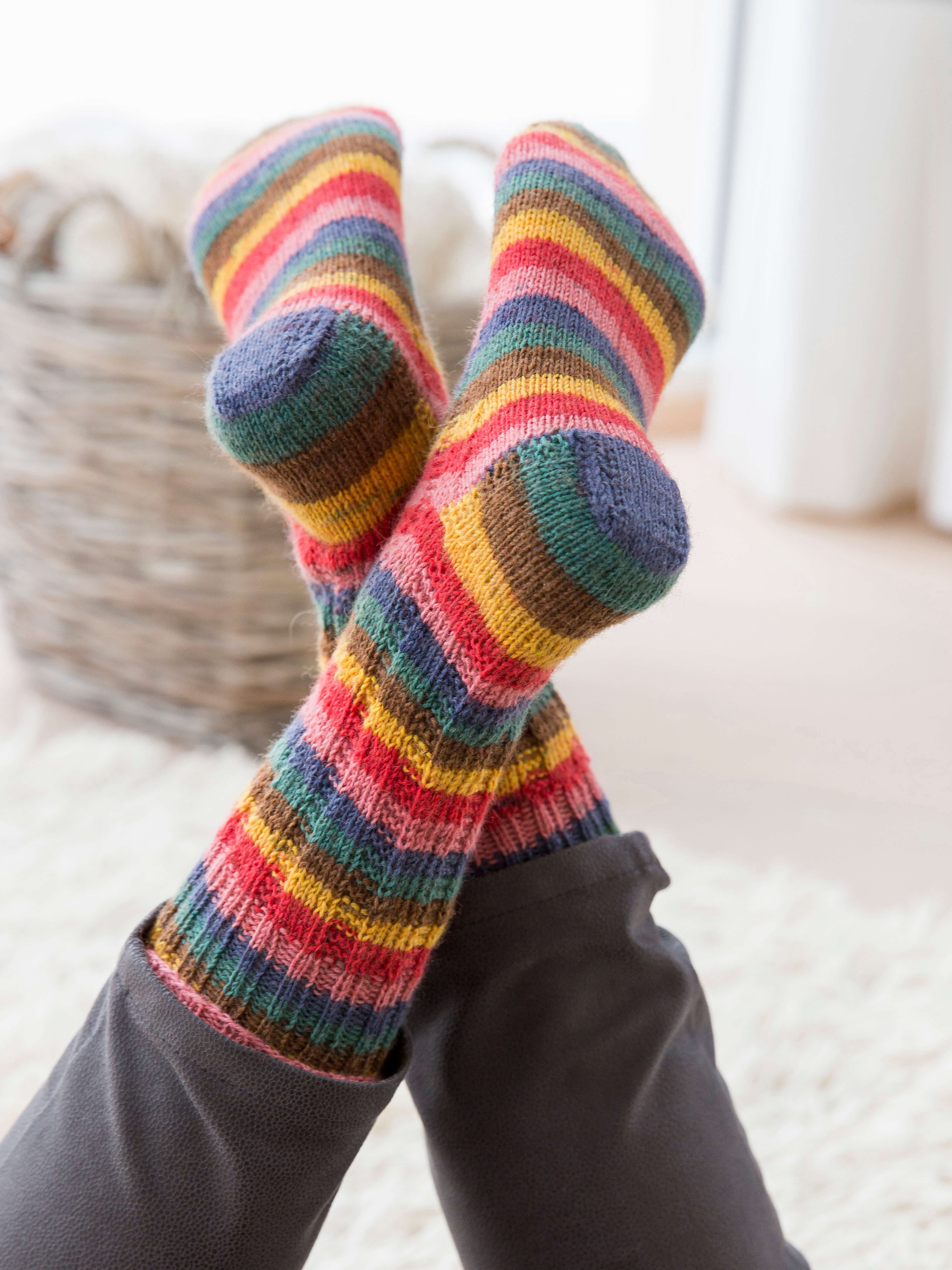 Gestrickte Socken aus Hot Socks color Wolle von Gründl