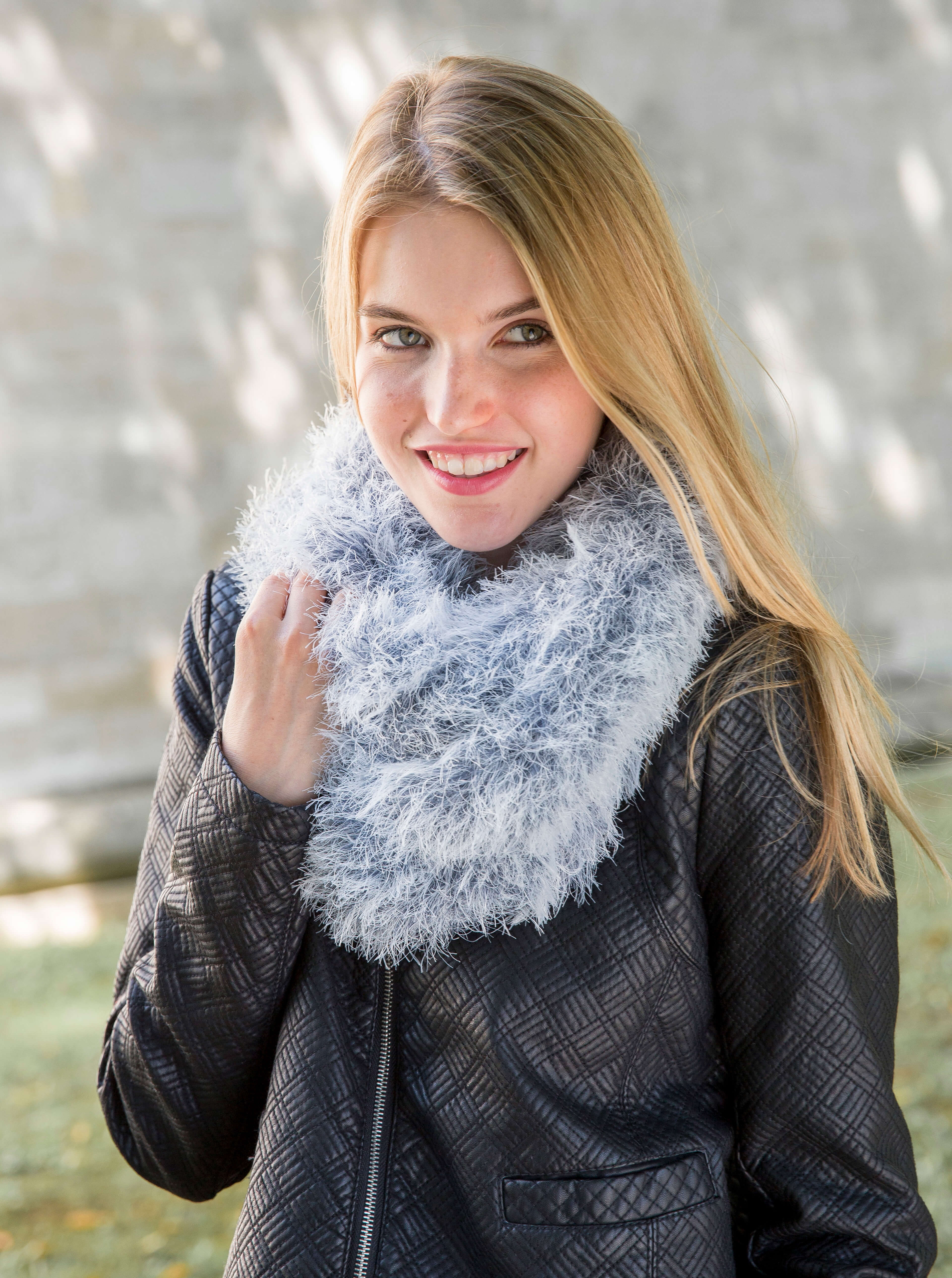 Frau mit gestricktem Schal aus Arktis Wolle von Gründl