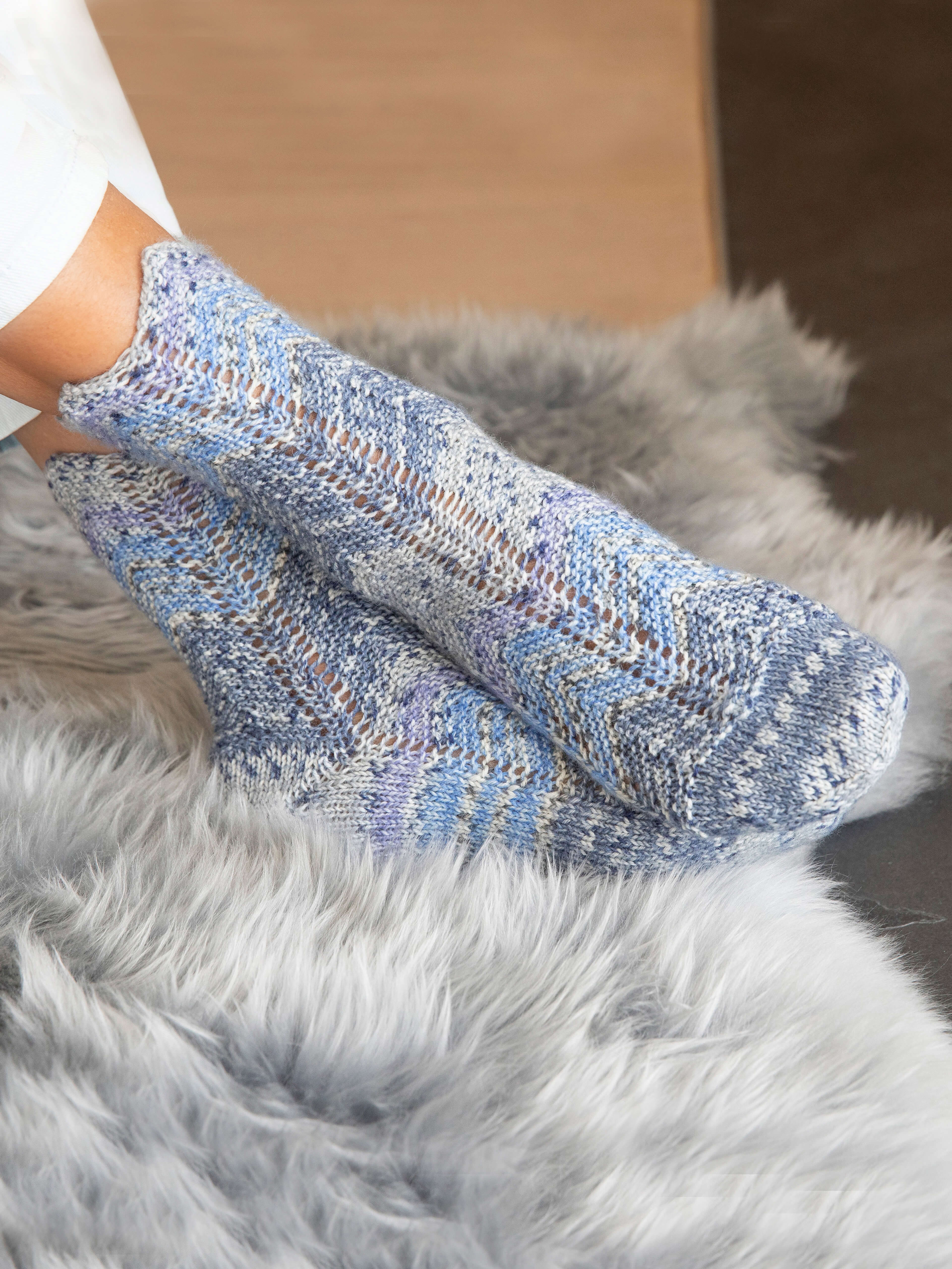 Gestrickte Socken aus Hot Socks Pearl color Wolle von Gründl