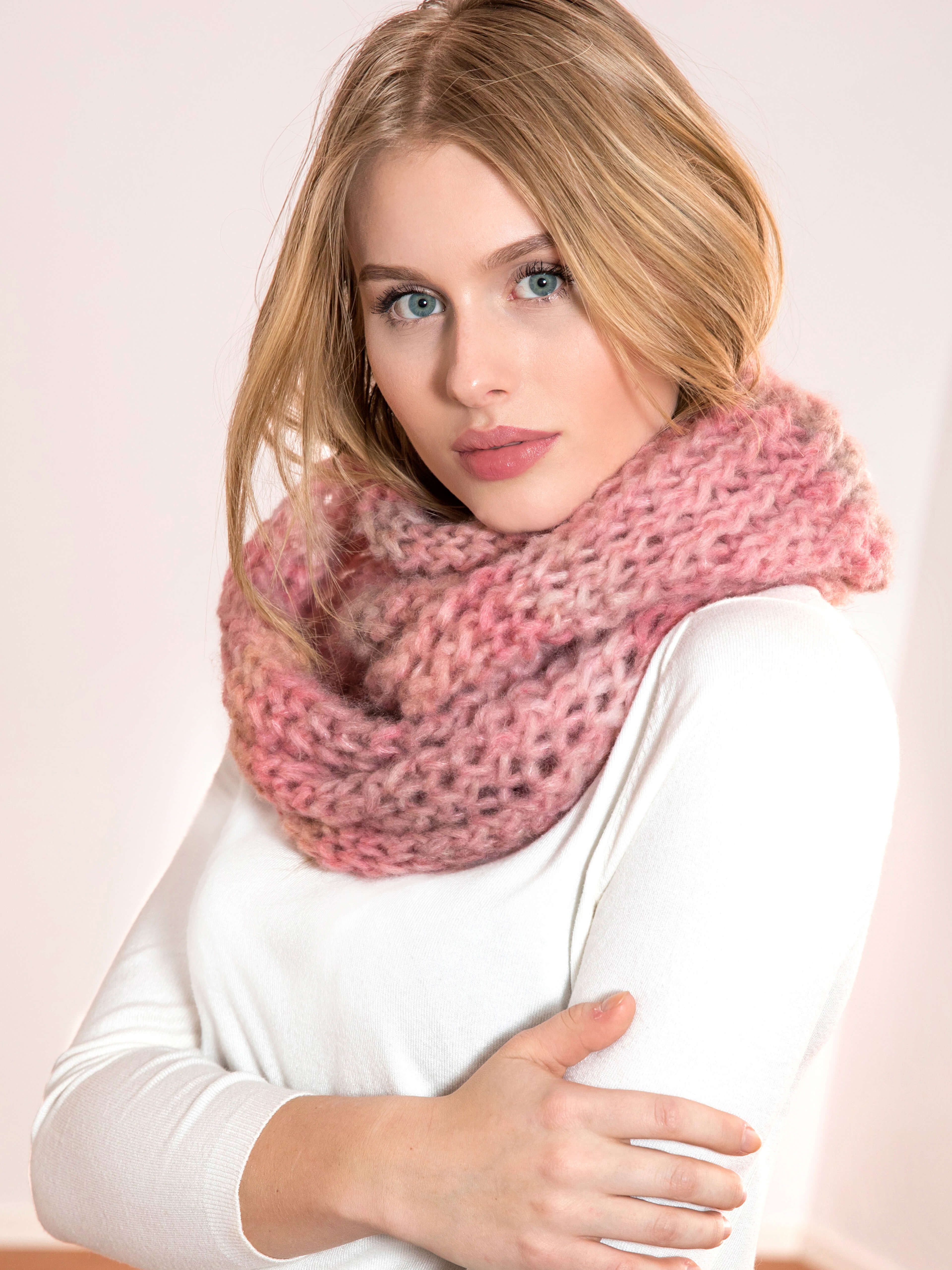 Frau mit gestricktem Schal aus Amore Wolle von Gründl