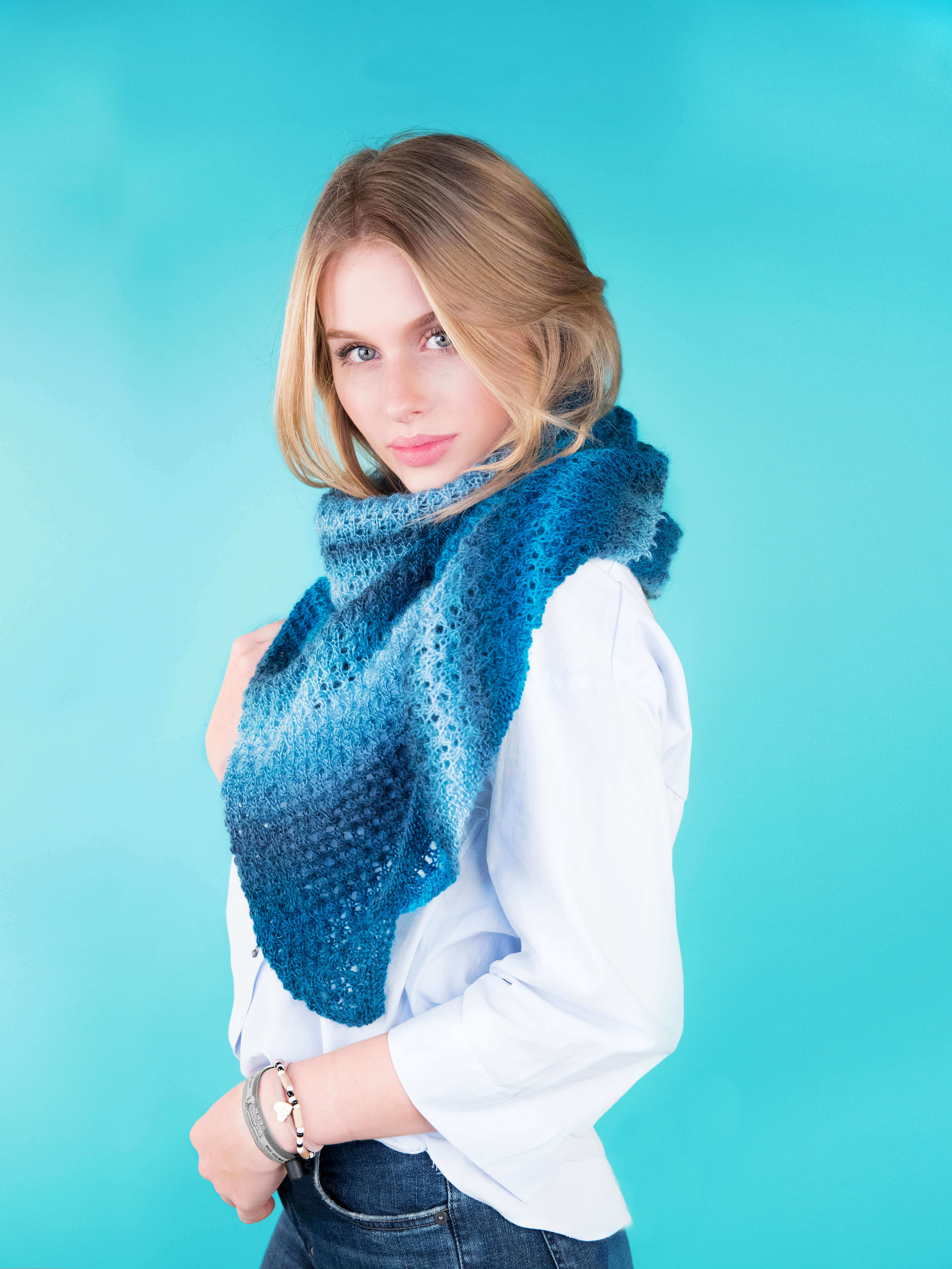 Triangular Scarf with lace Pattern