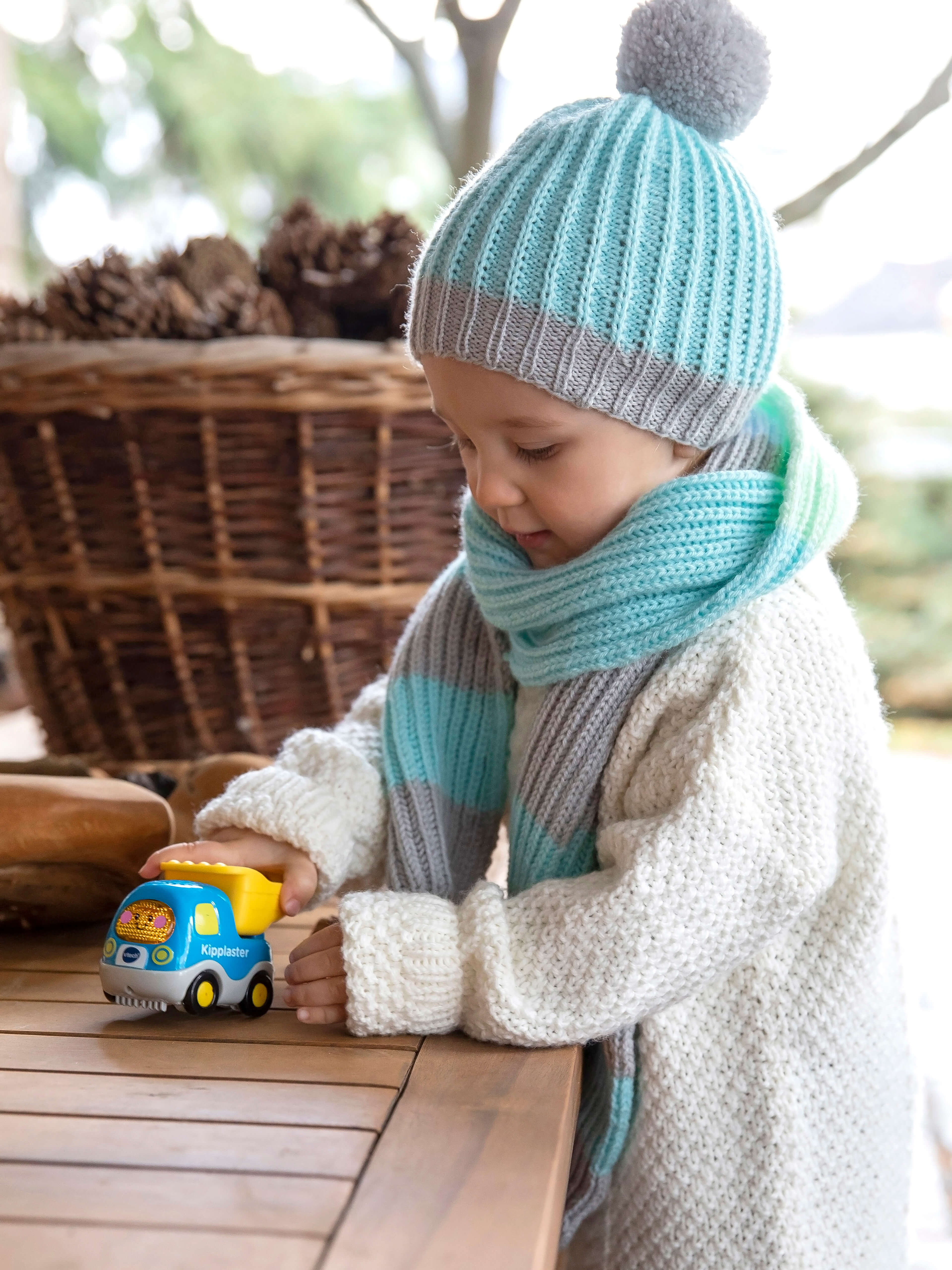 Kleiner Junge mit Mütze und Schal aus Baby uni Wolle von Gründl