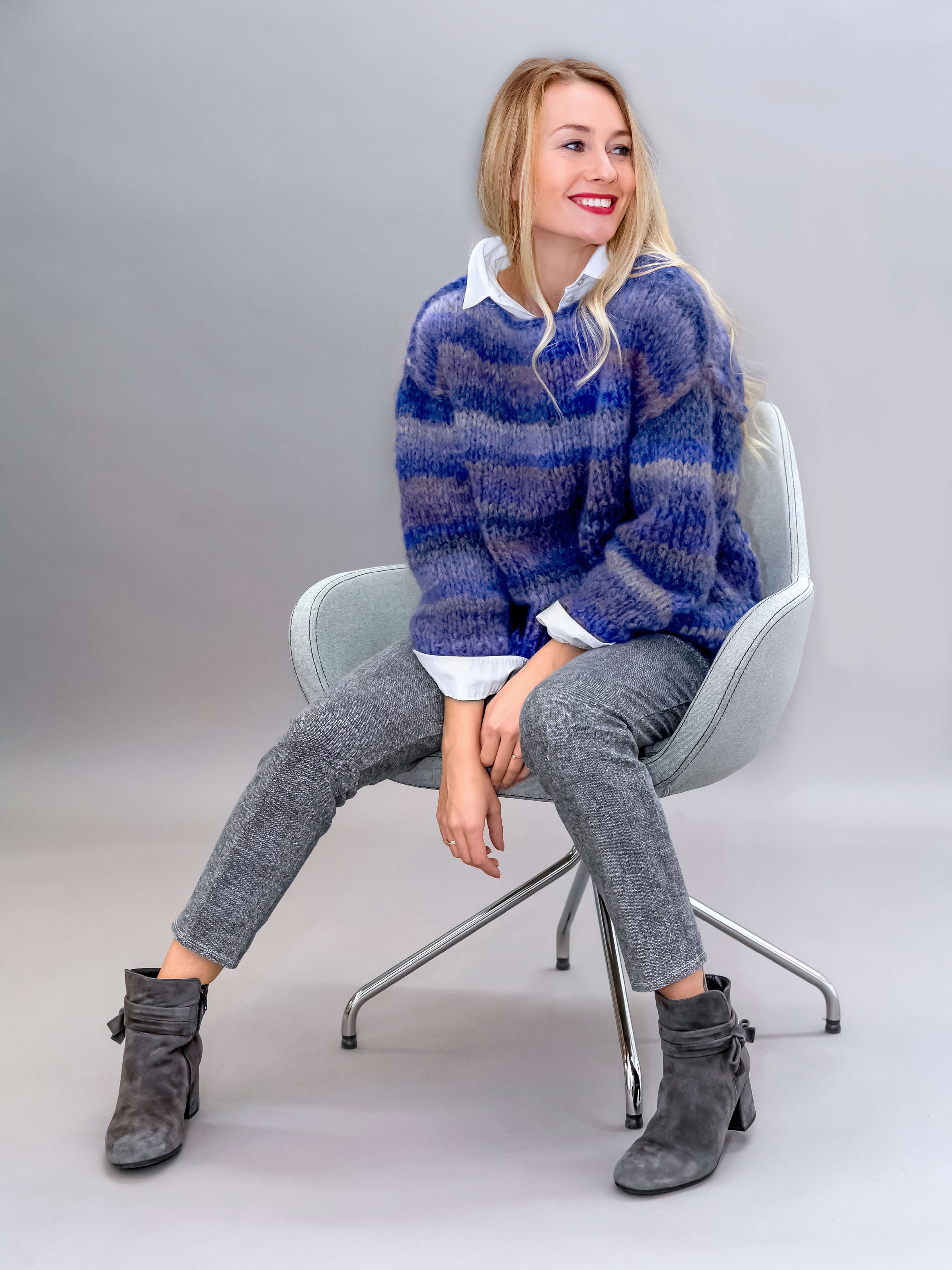 Frau mit gestricktem Pullover aus Amore Wolle von Gründl