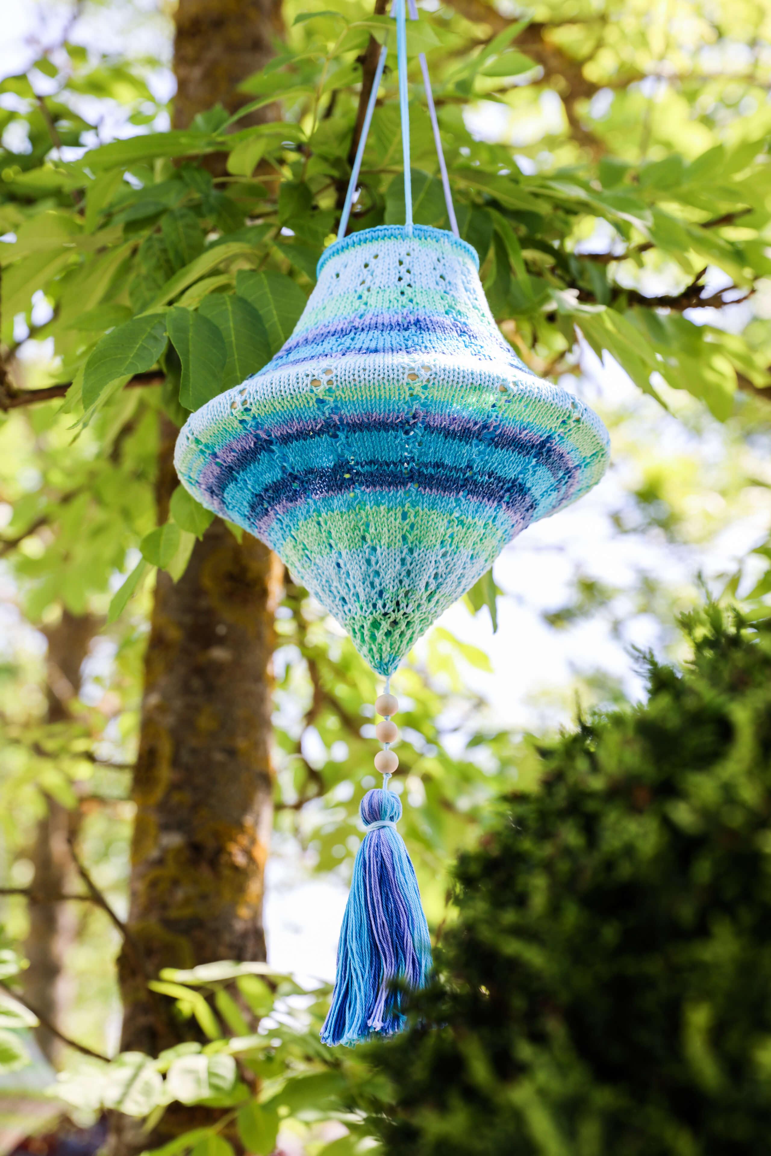 türkis-blauer Lampion im Baum hängend