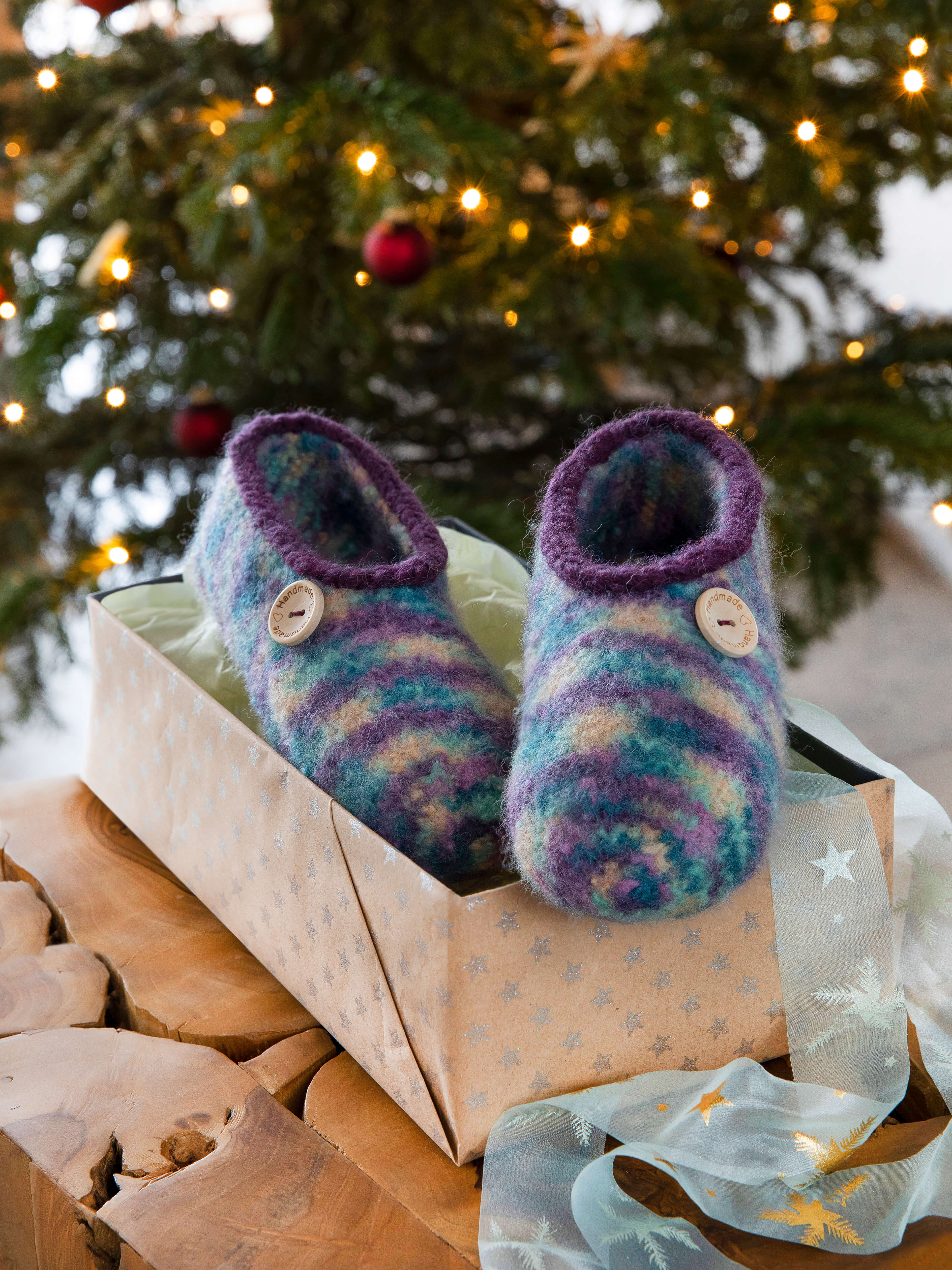 Bunte Filzhausschuhe aus Filzwolle vepackt in Geschenkkarton zu Weihnachten