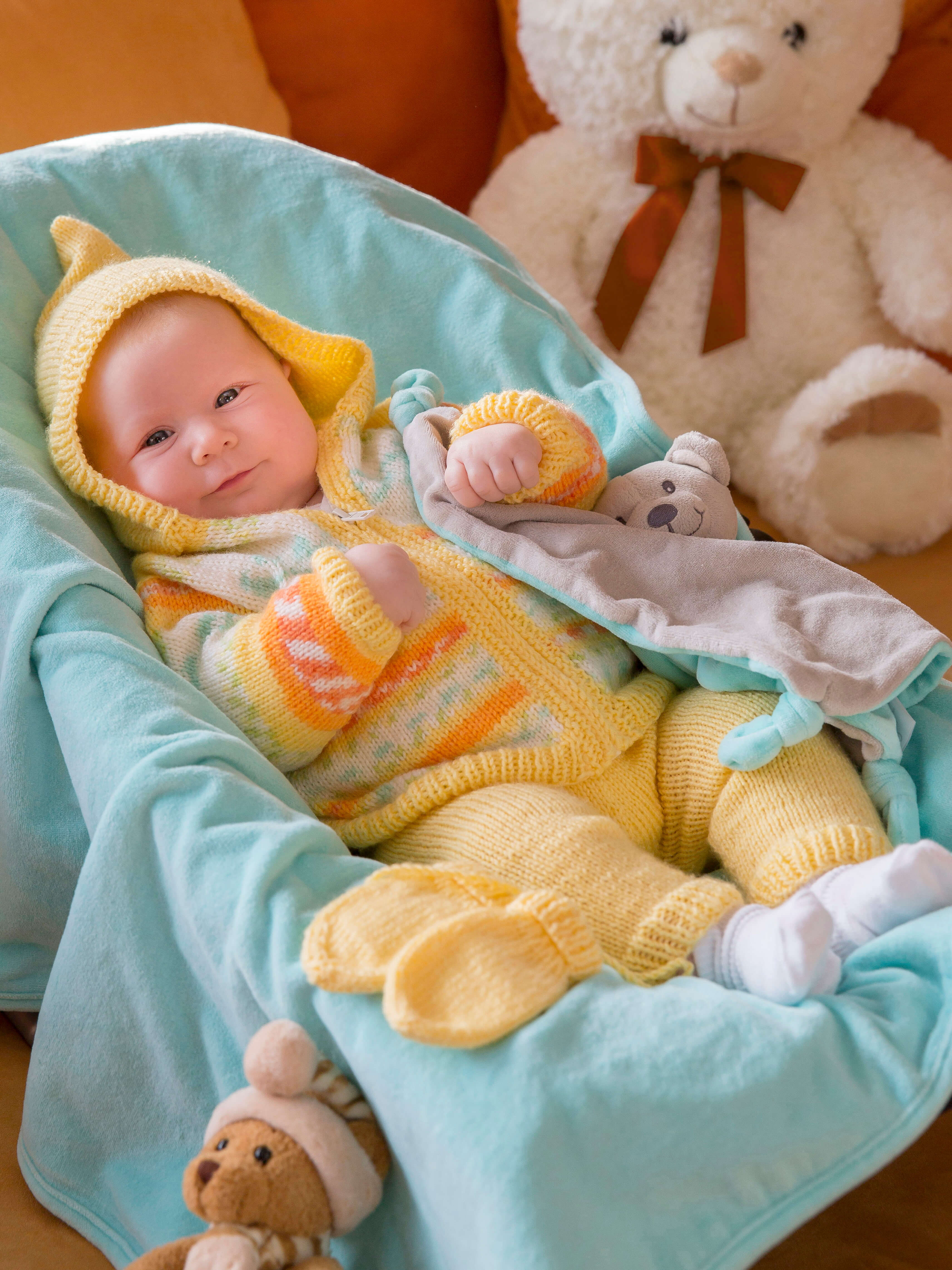 Baby in gelb gestricktem Outfit aus Baby Color Wolle von Gründl