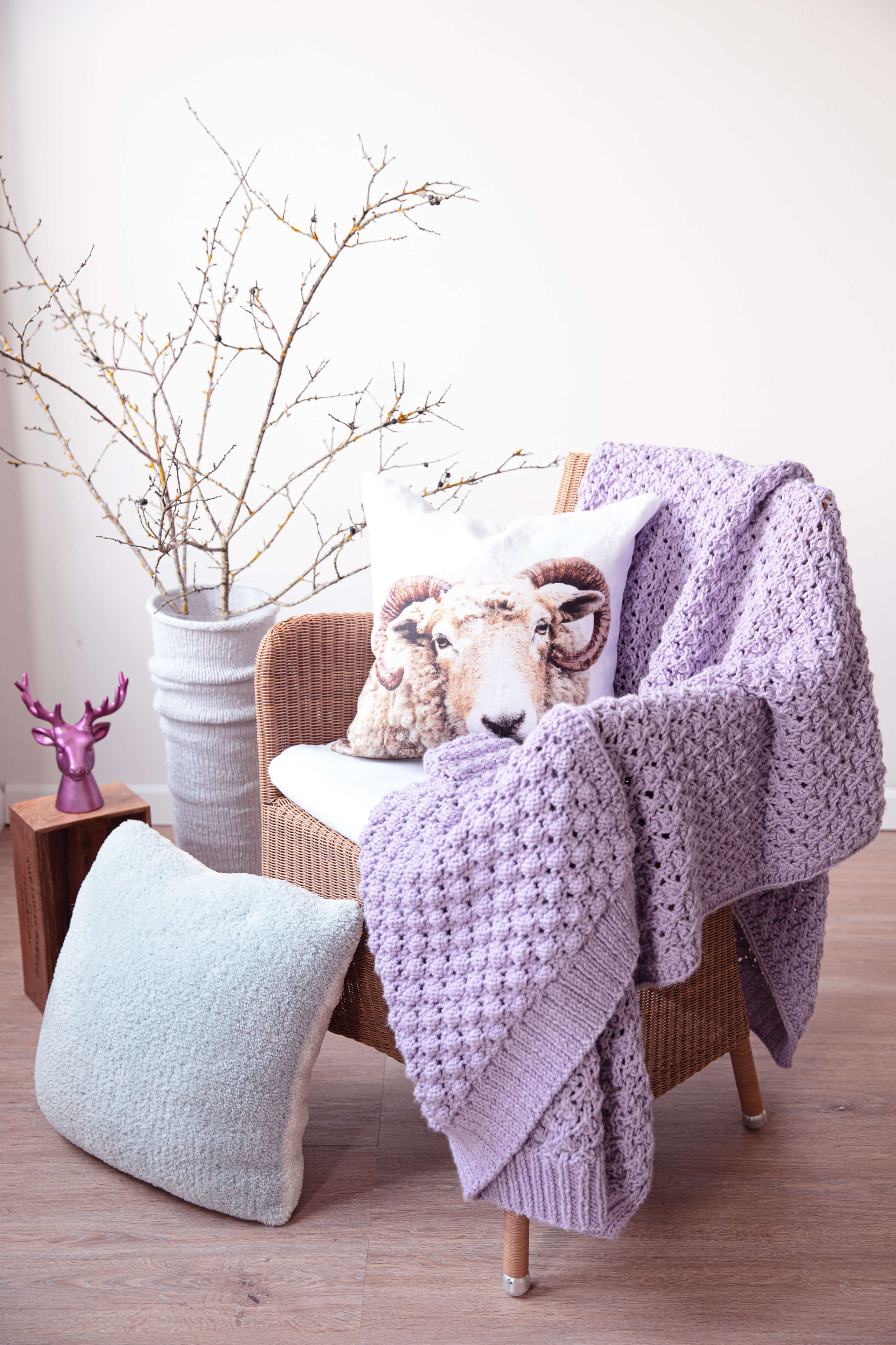 pastell violette Decke über Sessel liegend
