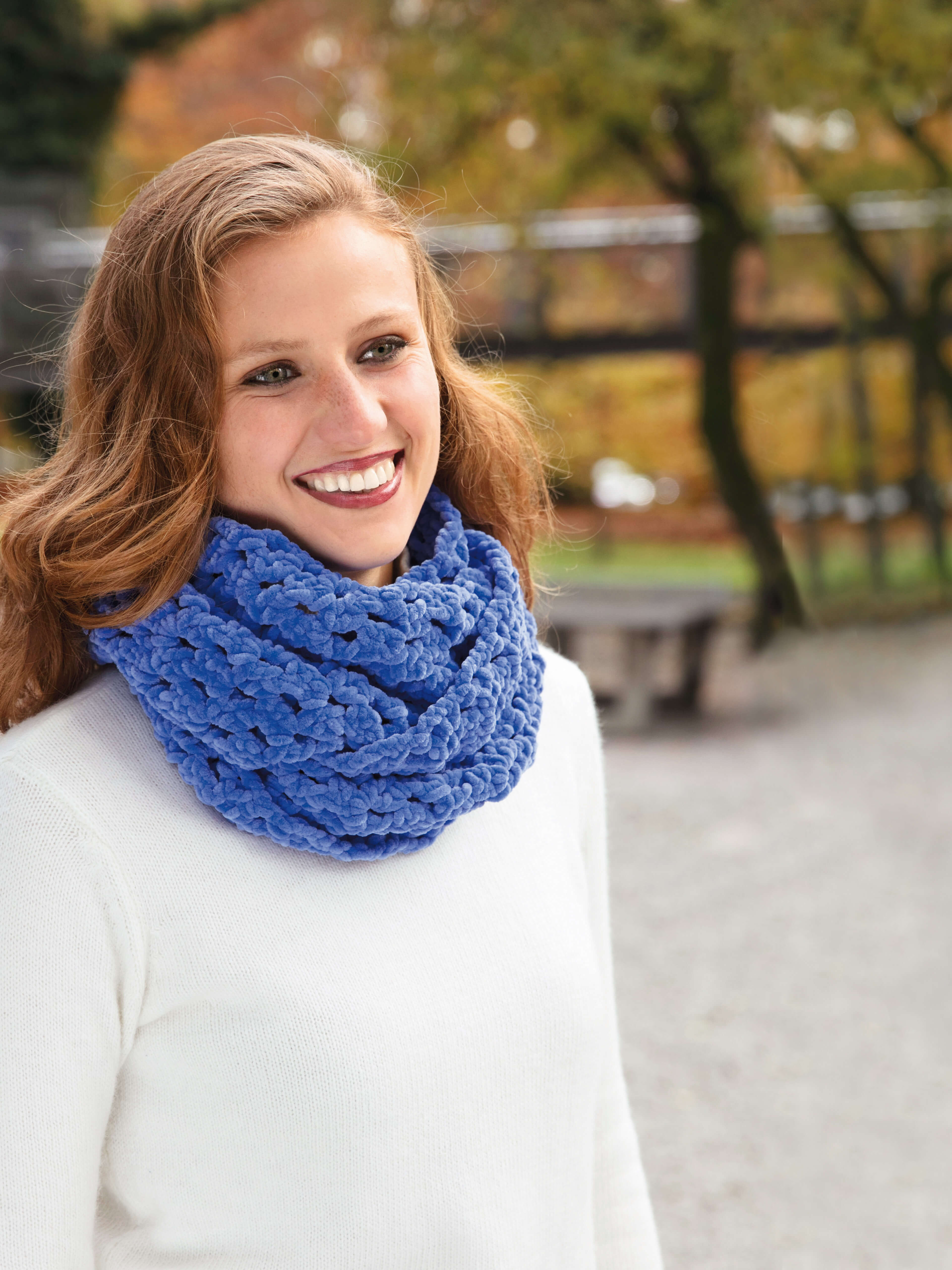 Frau mit blau gestricktem Schal aus Funny uni Wolle von Gründl