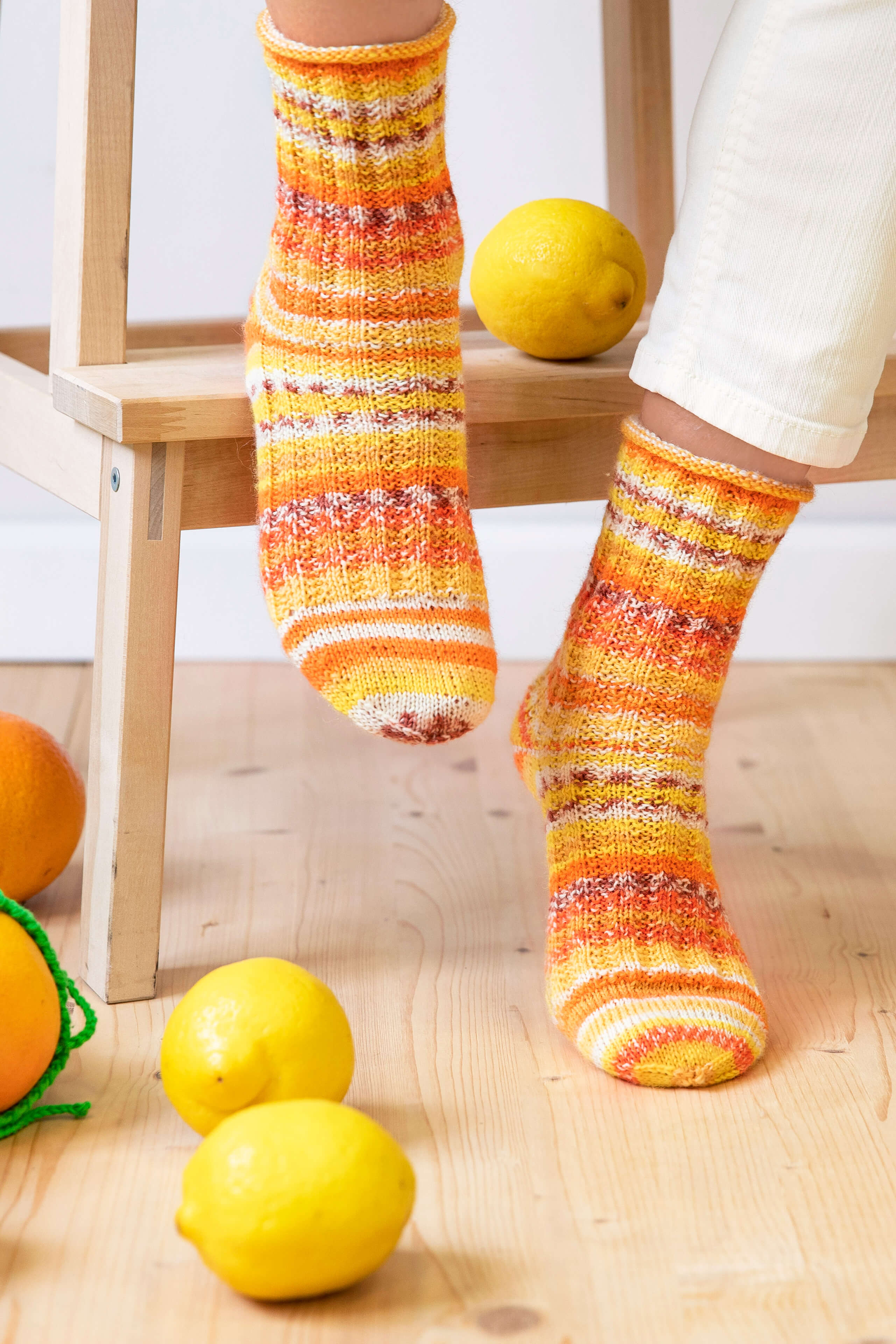 gelb-orange getsrickte Socken