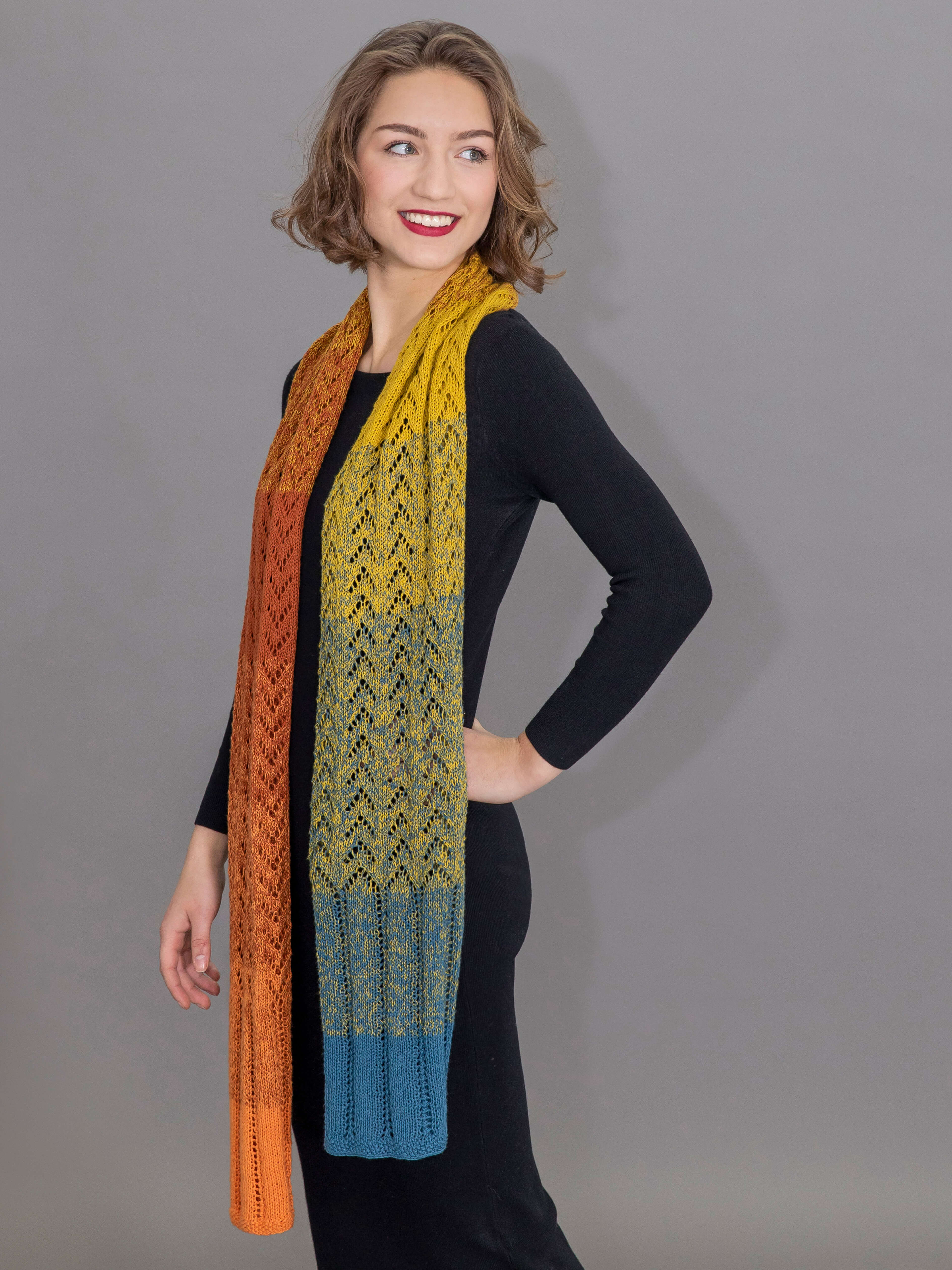Frau mit orange-blau-gelbem Schal 