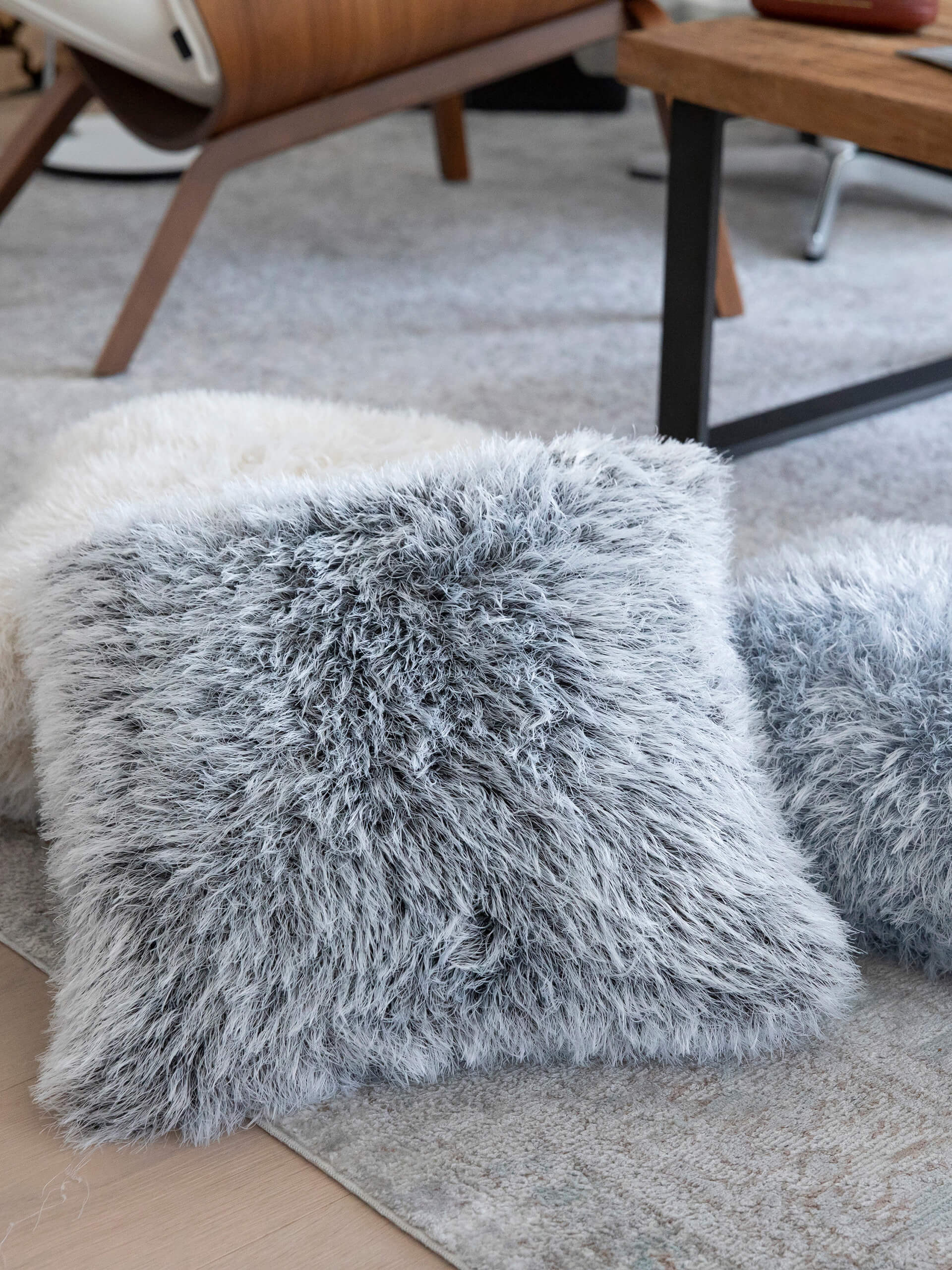 Gestrickte Fake Fur Fellkissen aus Arktis Wolle von Gründl